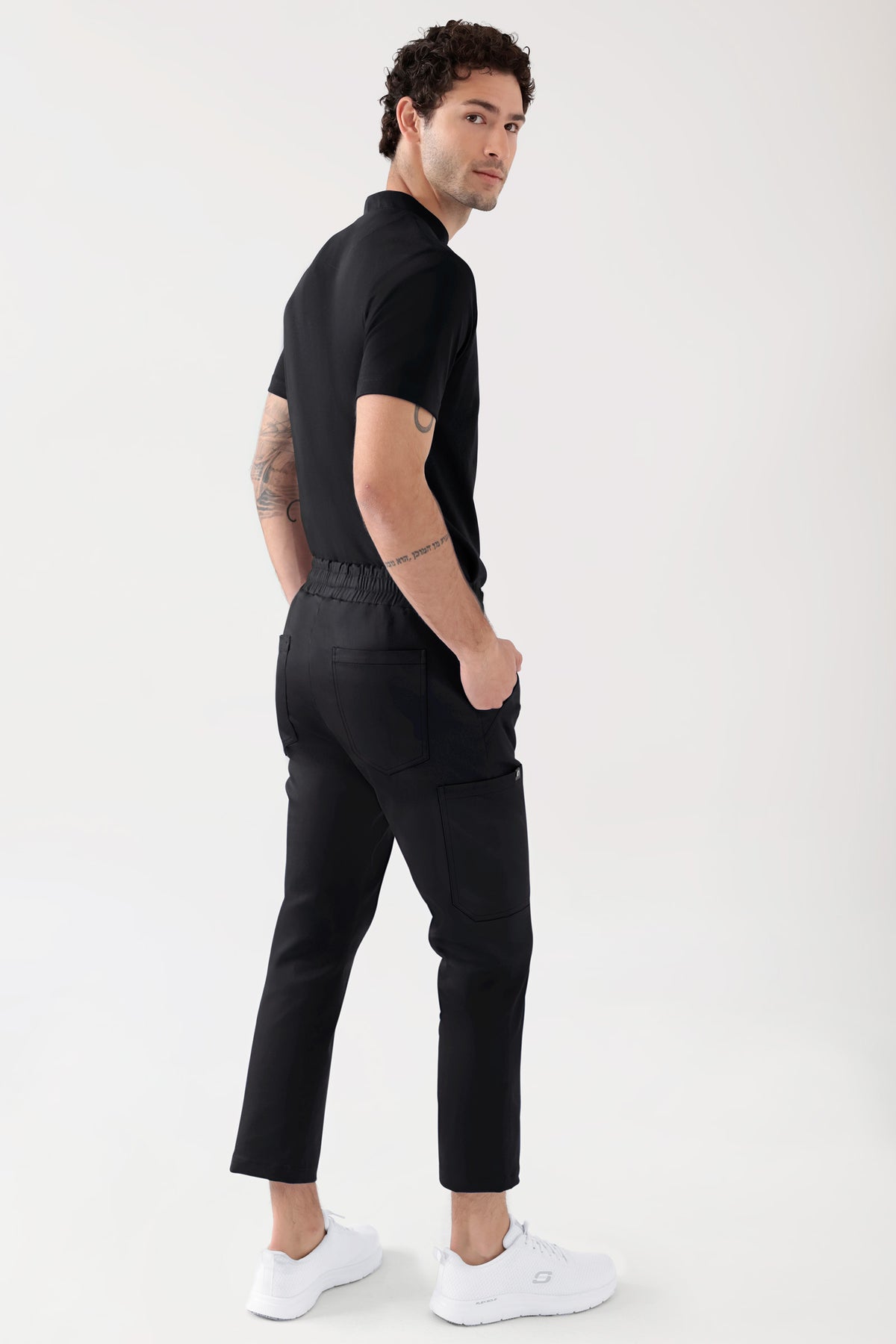 COMFY FLEX Stretch Hose Unisex - 7/8 Länge schwarz, Rückansicht Das Model ist 188 cm groß und trägt Größe M