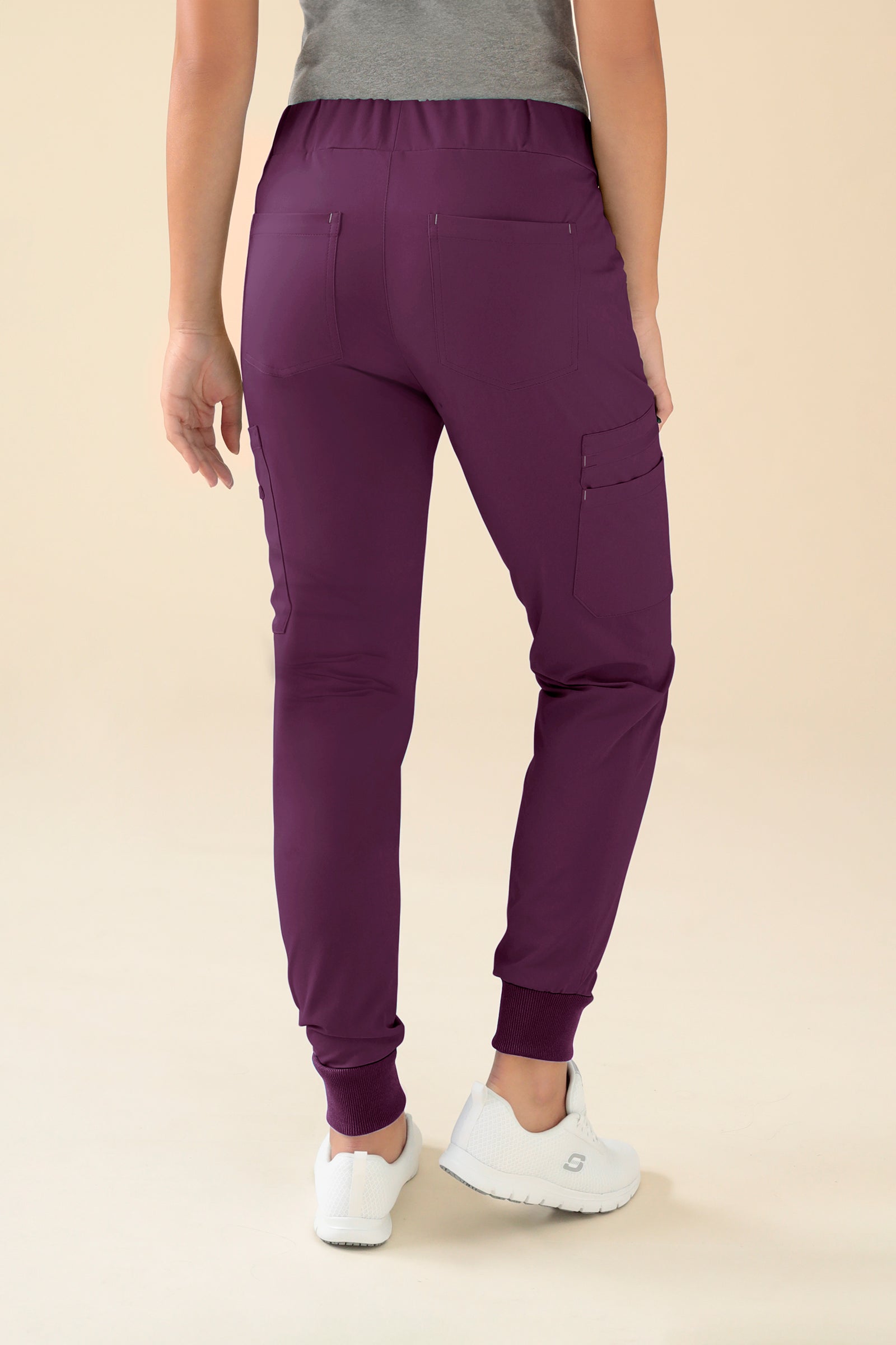 KAERE Hose Damen - Saumbündchen mit Beintaschen pflaume, Rückansicht Das Model ist 176 cm groß und trägt Größe S