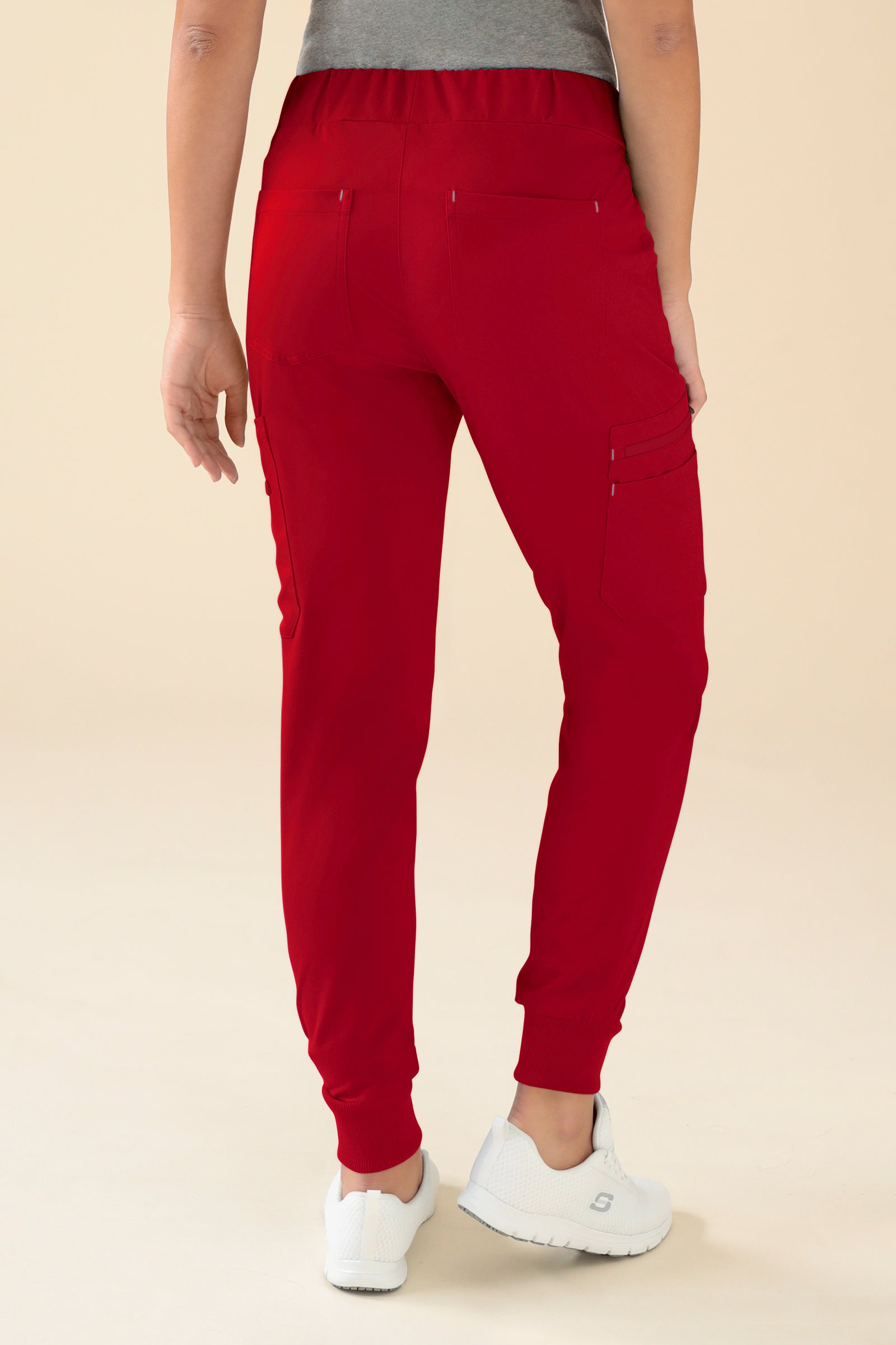 KAERE Hose Damen - Saumbündchen mit Beintaschen rot, Rückansicht Das Model ist 176 cm groß und trägt Größe S