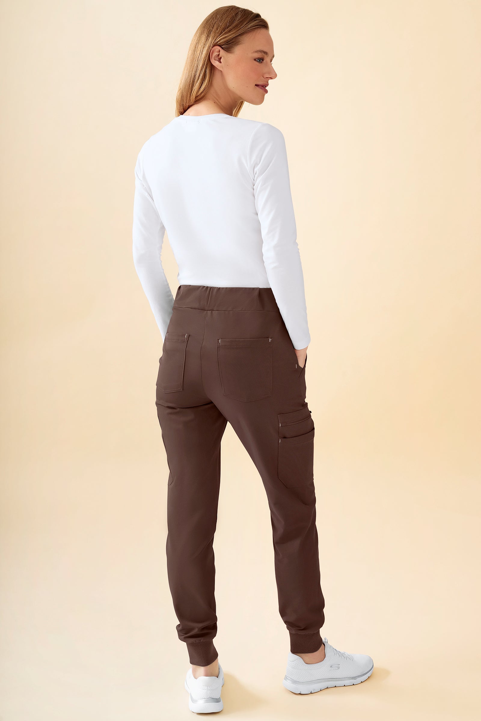 KAERE Hose Damen - Saumbündchen mit Beintaschen coffee, Rückansicht Das Model ist 177 cm groß und trägt Größe S