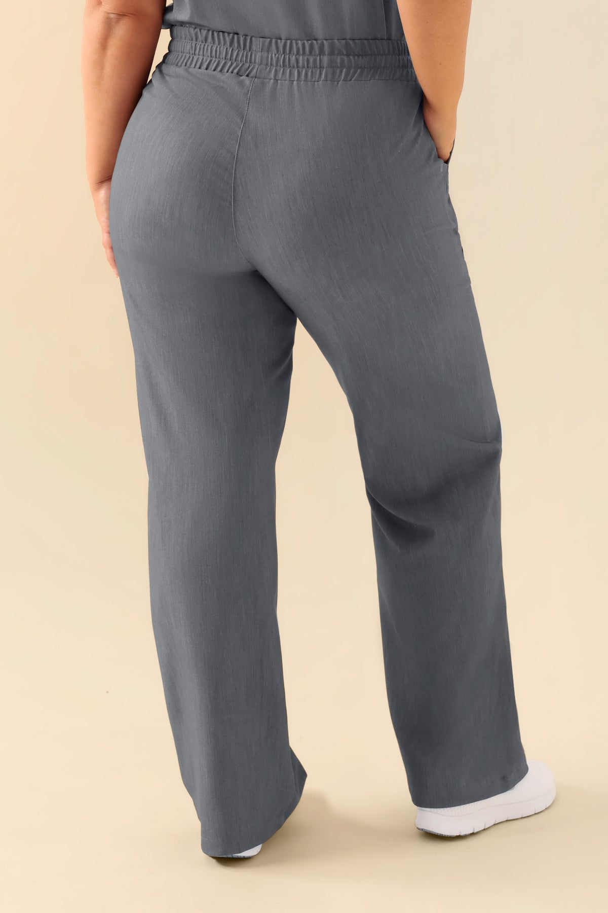 Rückansicht der KAERE Hose Damen – weites Bein, grau meliert, mit bequemem elastischem Bund und weitem Bein., Rückansicht 