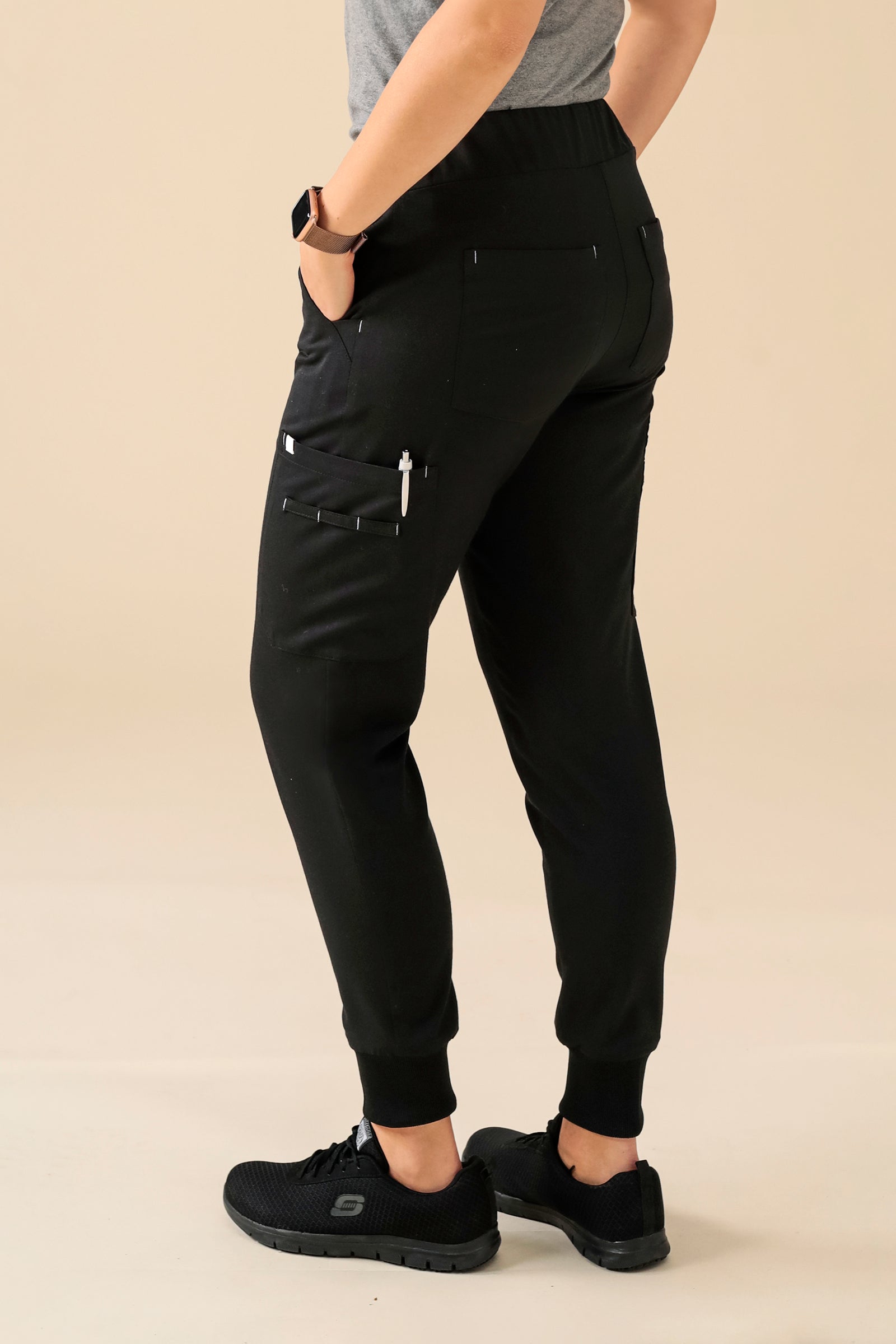 KAERE Hose Damen - Saumbündchen Kurzgr. mit Beintaschen schwarz, Rückansicht 
