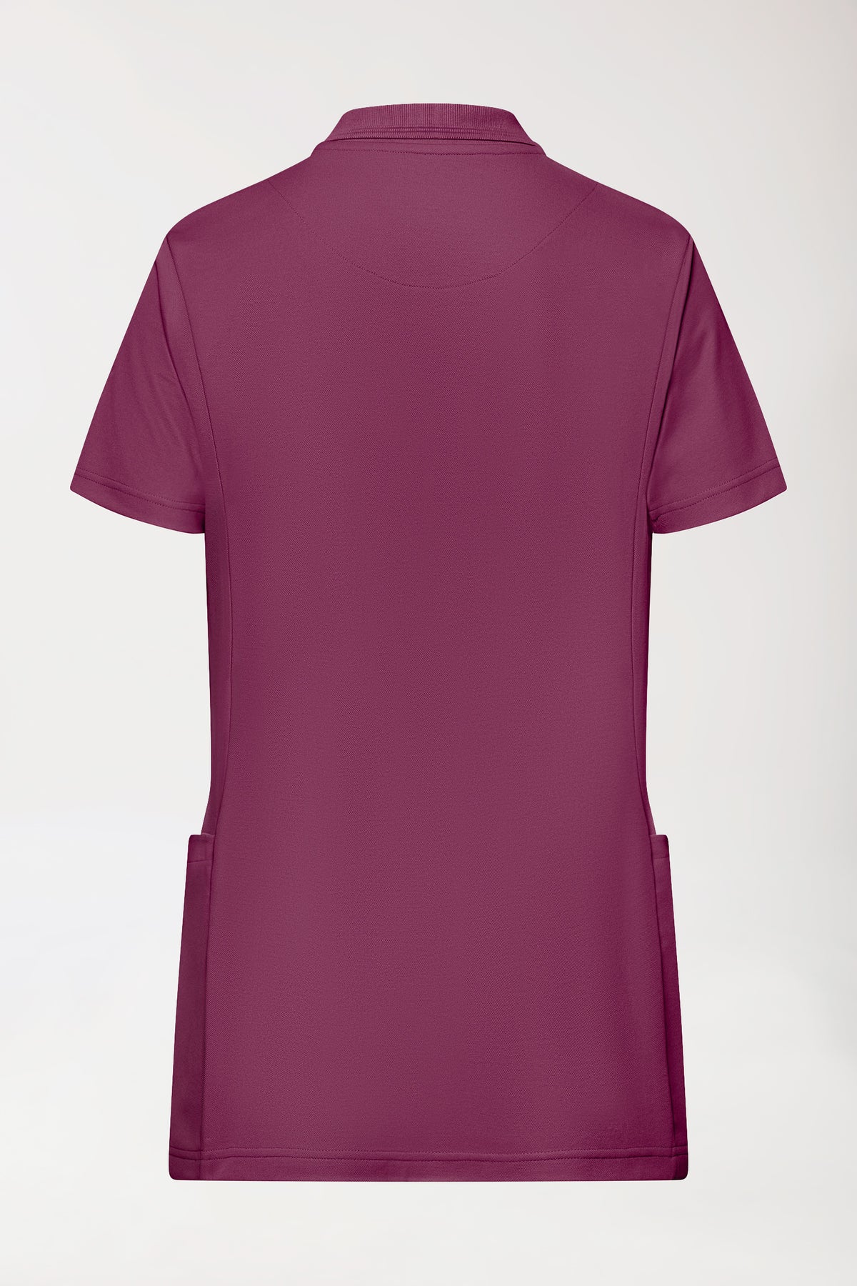 Rückansicht des CLINIC DRESS COMFY FLEX Stretch-Schlupfkasacks für Damen – Polokragen in Beerenfarbe, ein kurzärmeliges OP-Oberteil mit Polokragen und Druckknopfleiste., Rückansicht 