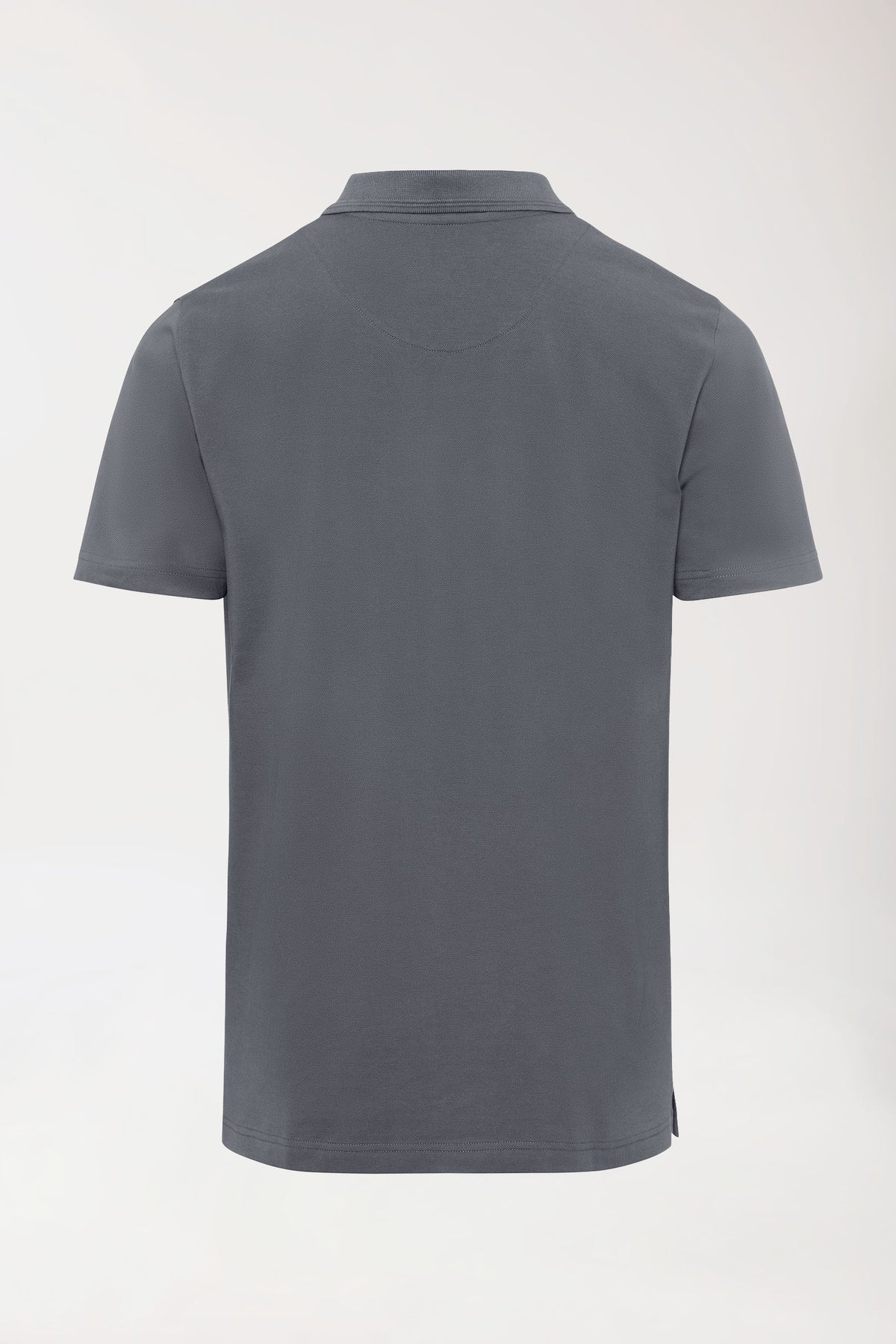 Rückansicht eines grauen COMFY FLEX Stretch-Shirts für Herren – Polokragen steingrau mit kurzen Ärmeln, Kragen, Knopfleiste und Seitenschlitzen., Rückansicht 