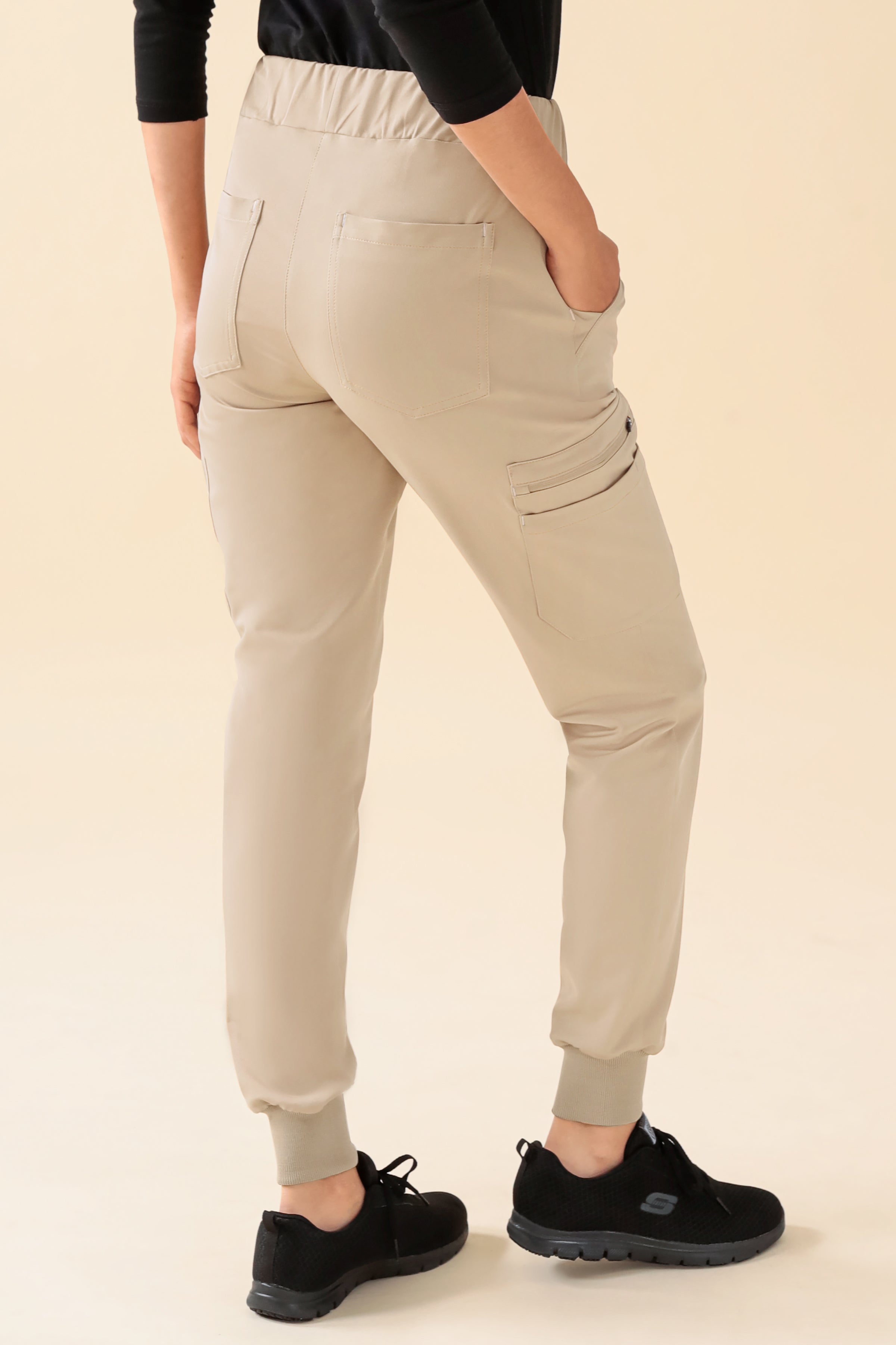 KAERE Hose Damen - Saumbündchen mit Beintaschen sand, Rückansicht 