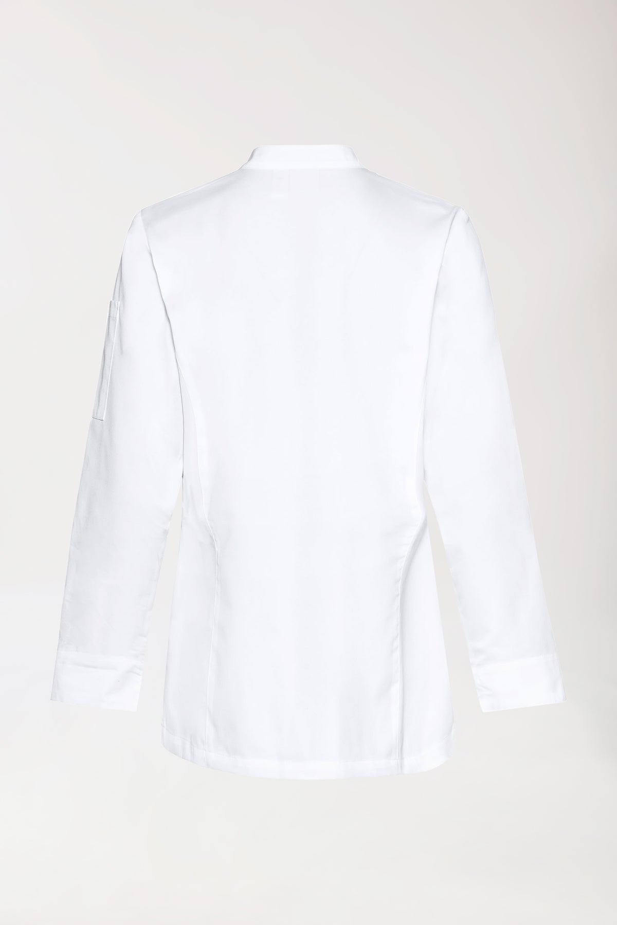Rückansicht der weißen, langärmeligen Gastro Kochjacke Damen – 1/1 Arm weiß mit Stehkragen, Seitenschlitzen und umgeschlagenen Ärmelbündchen., Rückansicht 