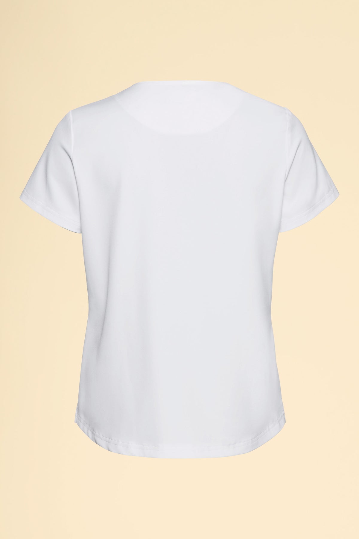 Rückansicht eines weißen, kurzärmeligen KAERE-Shirts für Damen – Rundhalsausschnitt, weiß, mit einer Brusttasche., Rückansicht 