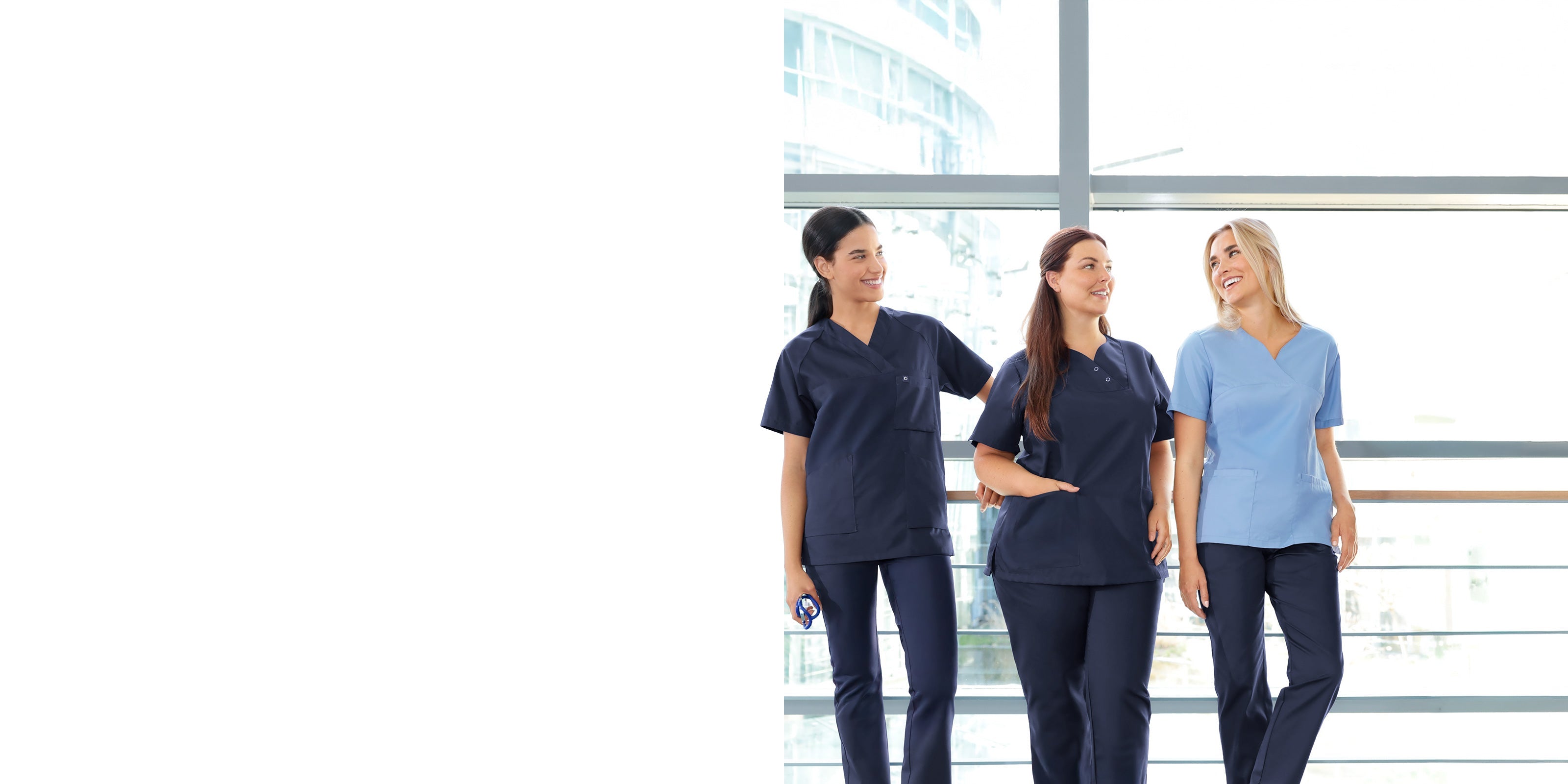3 Damen-Models in blauen Team-Outfits, aufgenommen im Krankenhaus.