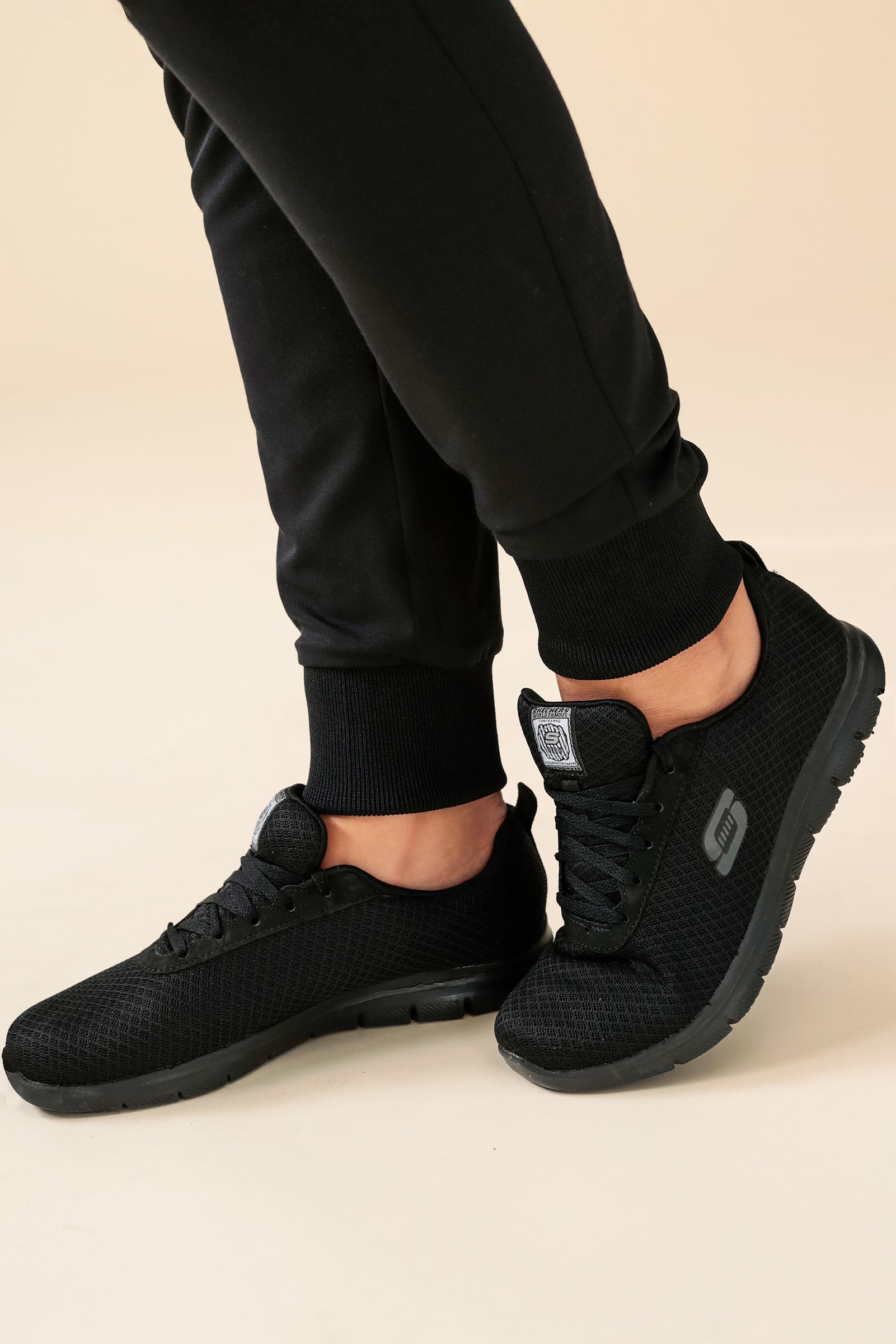 KAERE Hose Damen - Saumbündchen Kurzgr. mit Beintaschen schwarz