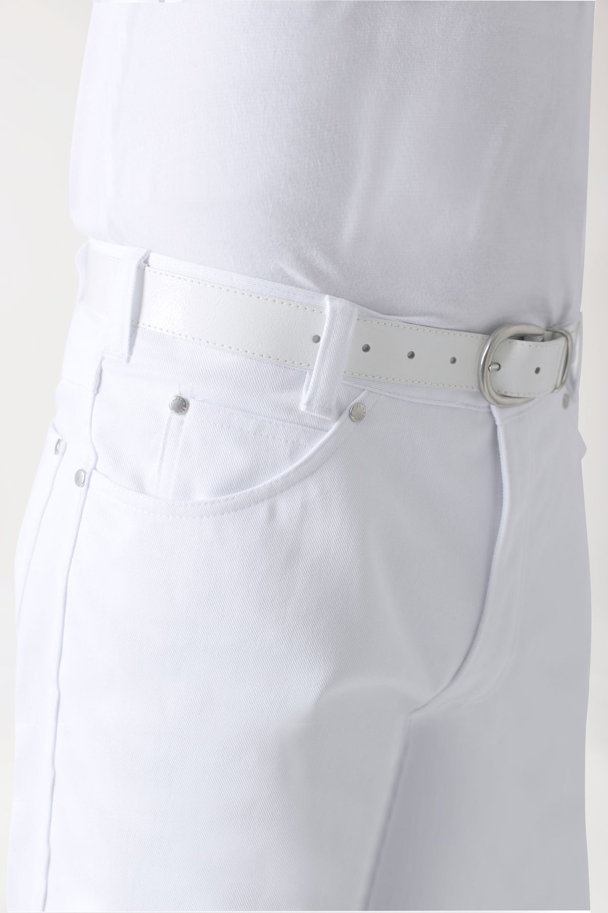 Weiße 5-Pocket-Hose für Herren – Jeanslook-Hose aus Baumwolle in Weiß mit geradem Bein, komplett mit weißem Gürtel und silberner Schnalle.