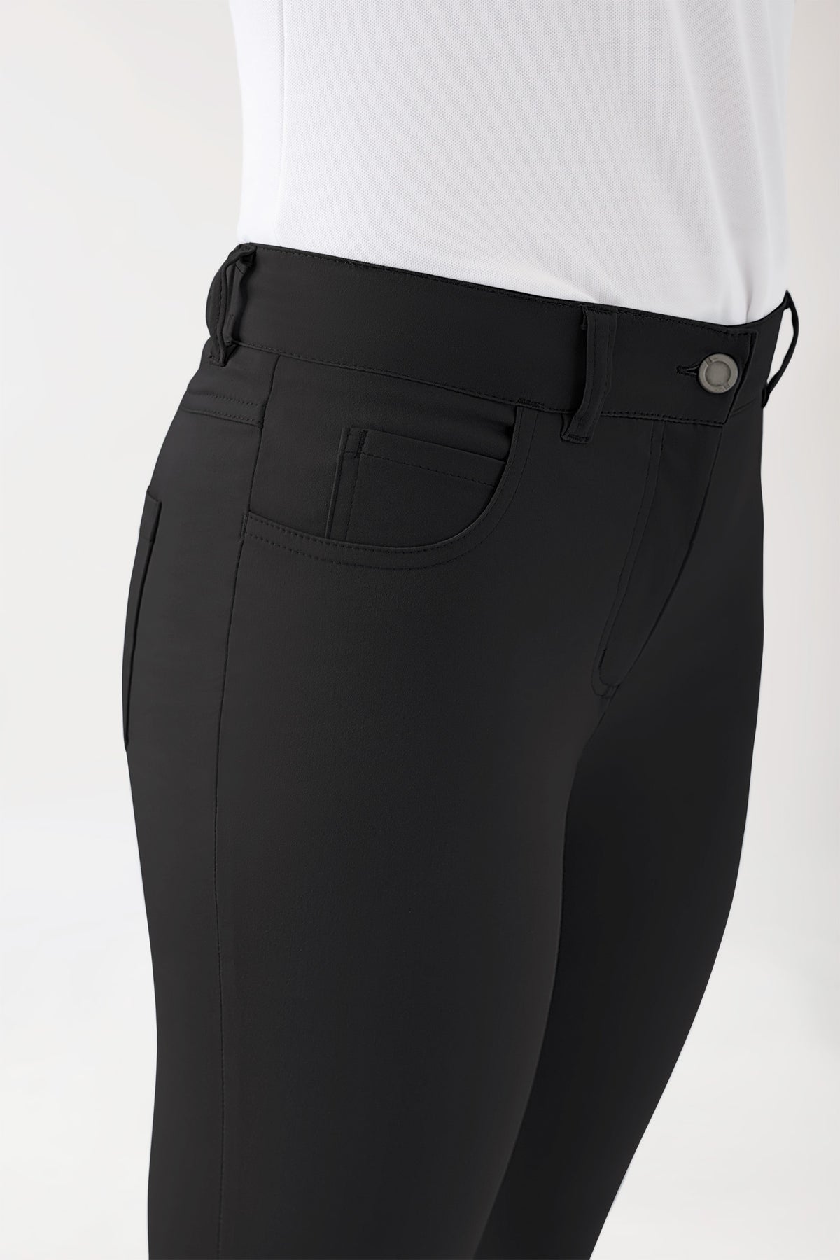 Seitenansicht der schwarzen COMFY FLEX 5-Pocket Hose Damen – schlankes Bein, schwarz, mit Fünf-Taschen-Design, hochgeschlossener Bund mit Knopfleiste und schmaler Passform mit Komfort-Stretch.