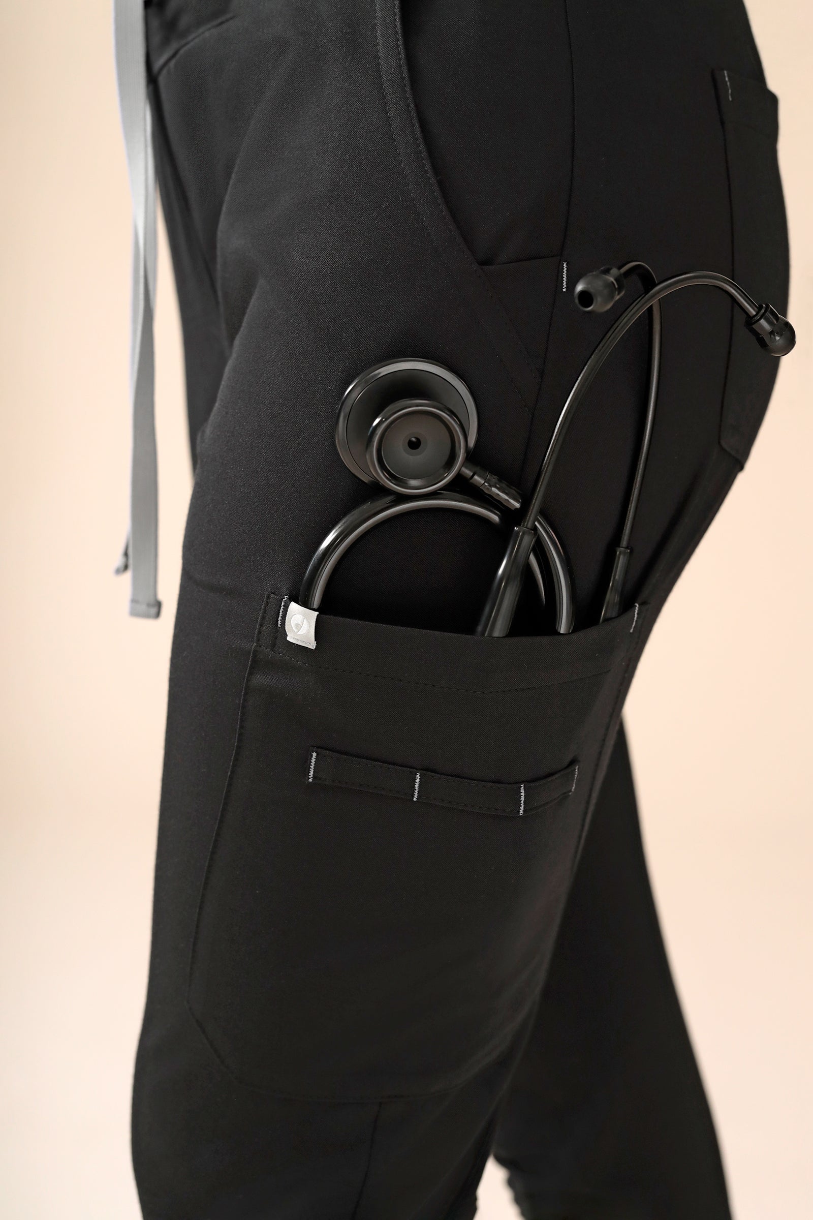 KAERE Hose Damen - gerader Saum mit Beintaschen schwarz