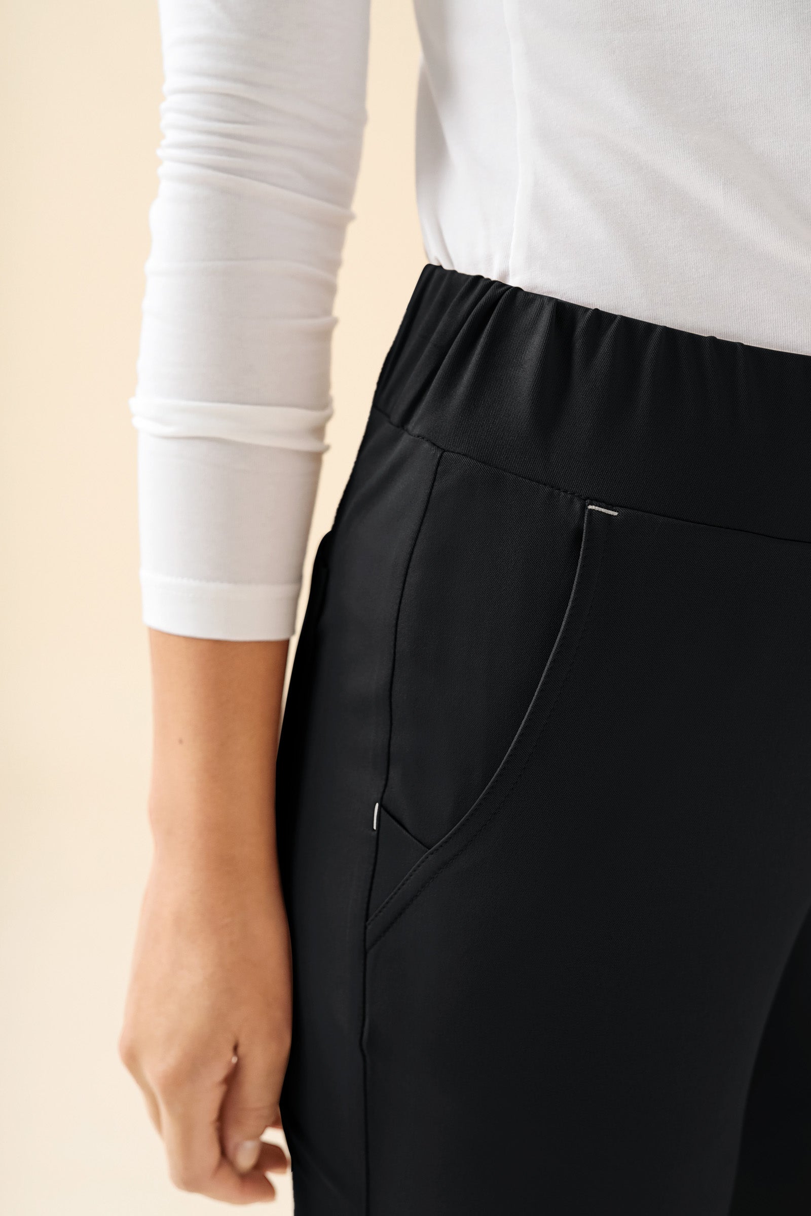 KAERE Hose Damen - Saumbündchen ohne Beintaschen schwarz