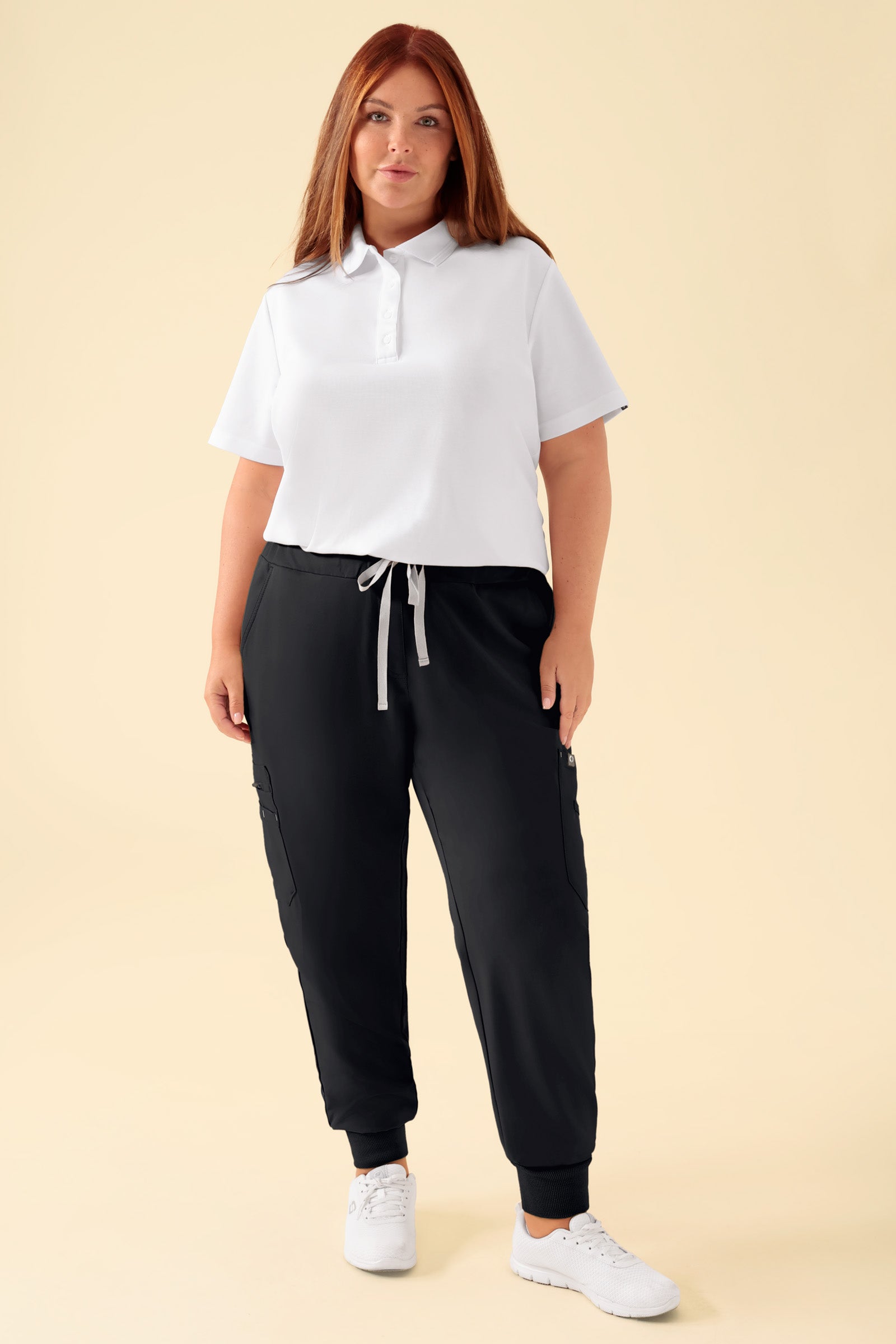 KAERE Hose Damen - Saumbündchen mit Beintaschen schwarz, Vorderansicht Das Model ist 173 cm groß und trägt Größe S