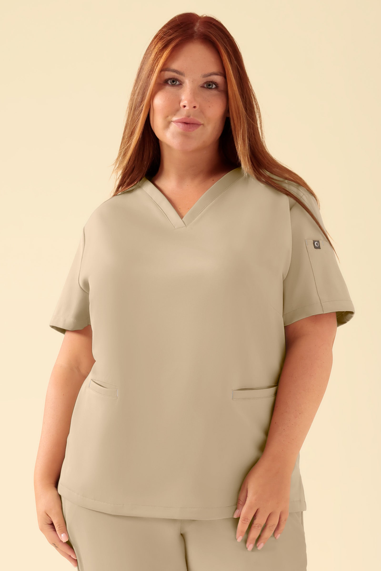 KAERE Schlupfkasack Damen - V-Ausschnitt sand, Vorderansicht Das Model ist 173 cm groß und trägt Größe S