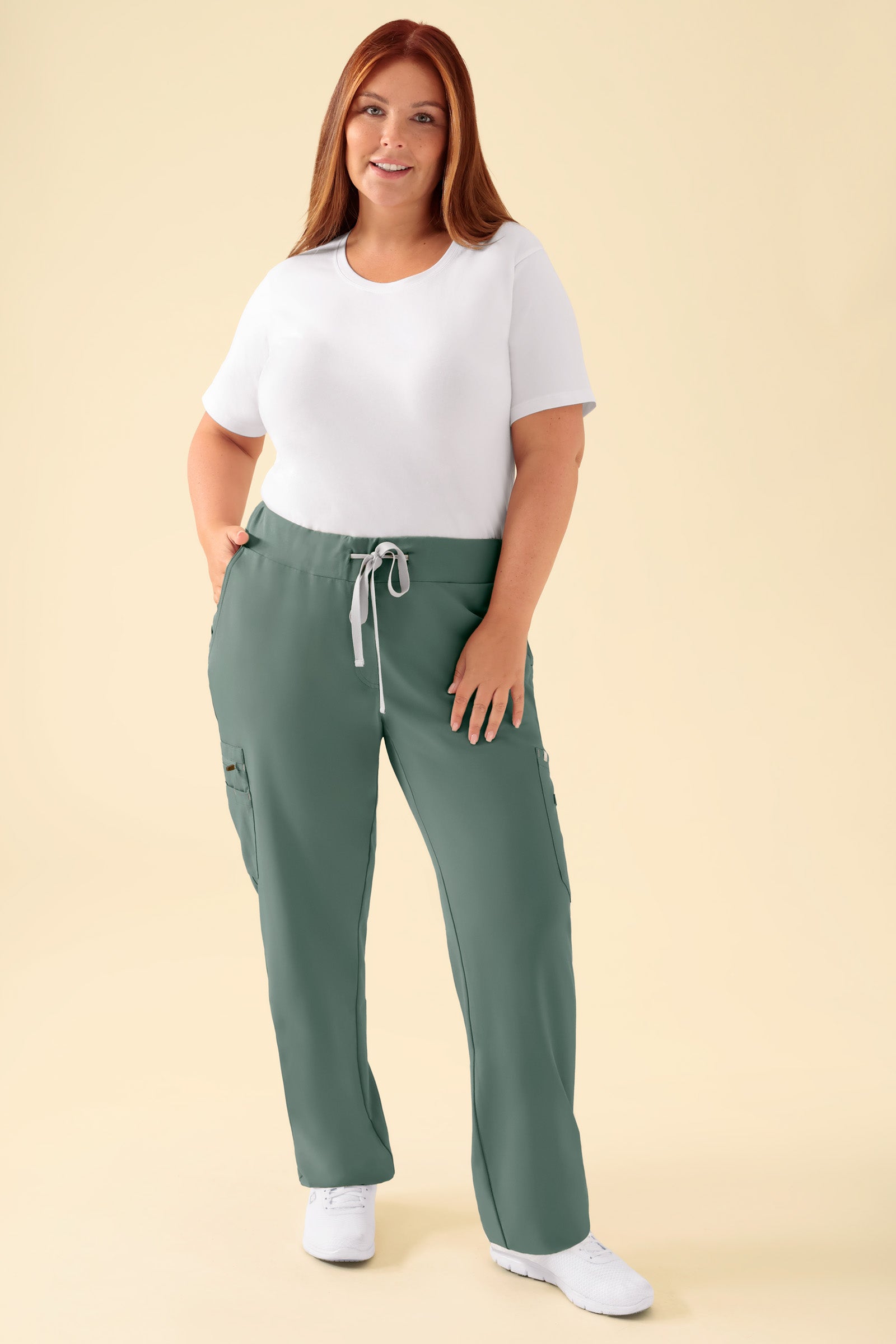 KAERE Hose Damen - gerader Saum mit Beintaschen dunkelgrün, Vorderansicht Das Model ist 173 cm groß und trägt Größe XL