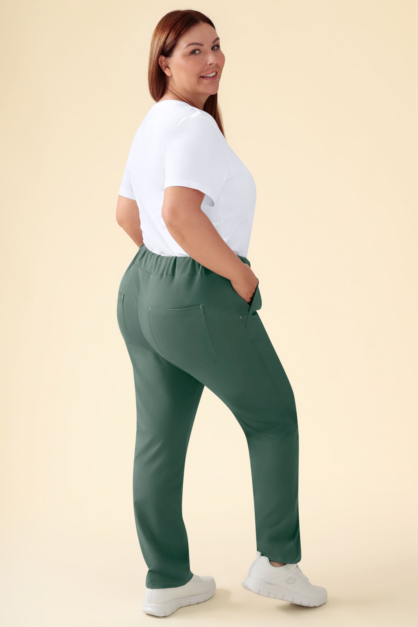 KAERE Hose Damen - gerader Saum ohne Beintaschen dunkelgrün, Vorderansicht Das Model ist 173 cm groß und trägt Größe XL