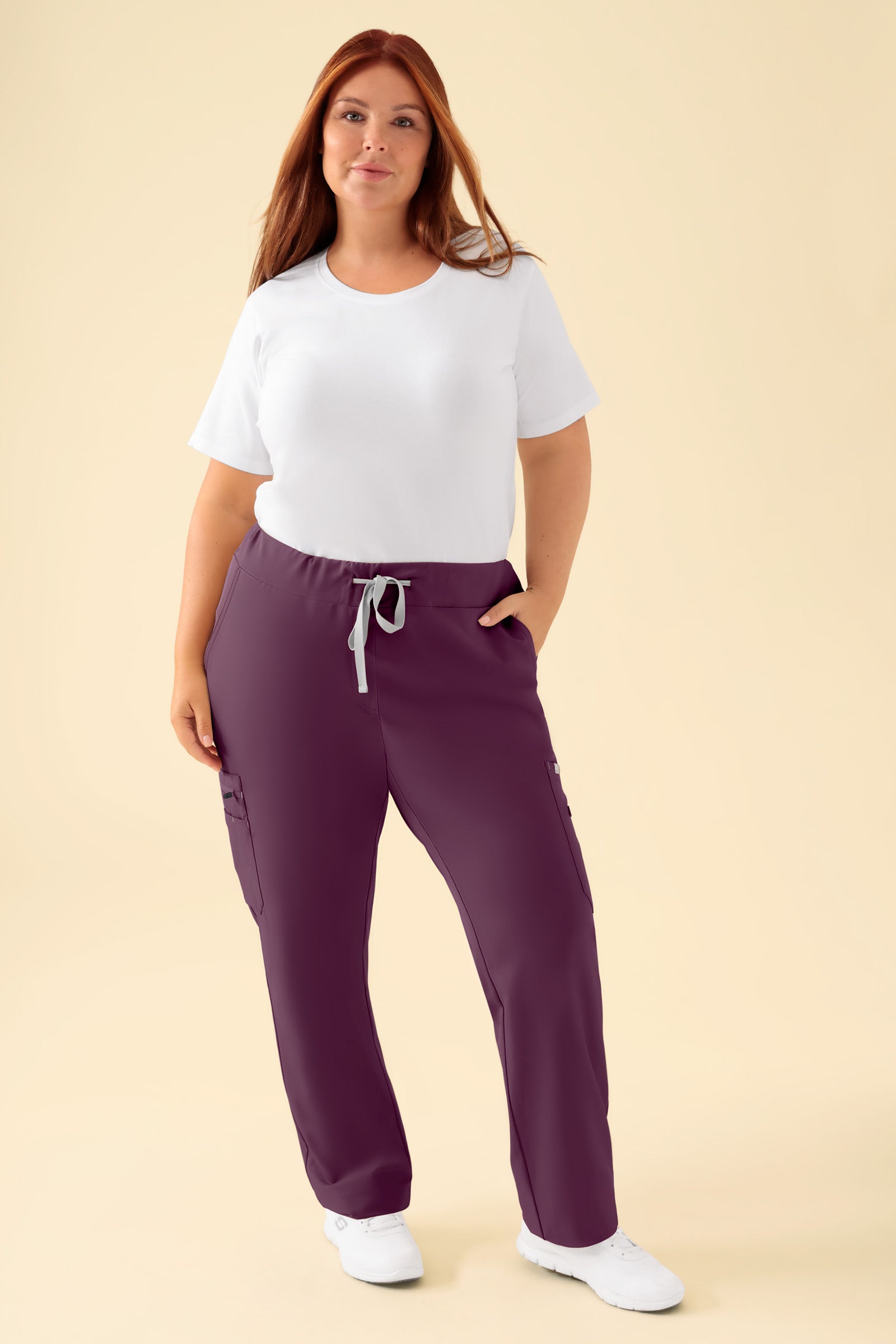 KAERE Hose Damen - gerader Saum mit Beintaschen pflaume, Vorderansicht Das Model ist 173 cm groß und trägt Größe XL