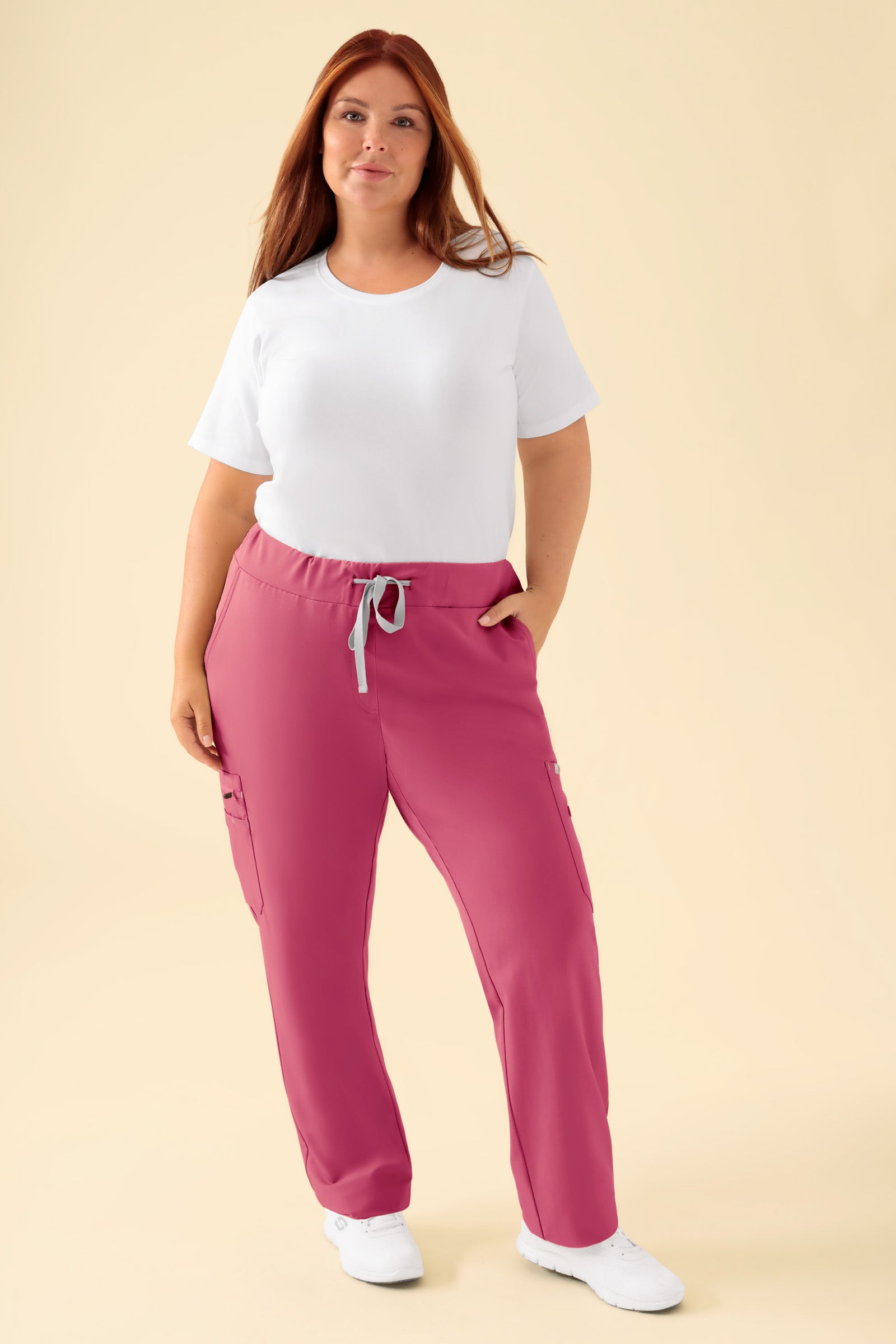 KAERE Hose Damen - gerader Saum mit Beintaschen rosenholz, Vorderansicht Das Model ist 173 cm groß und trägt Größe XL