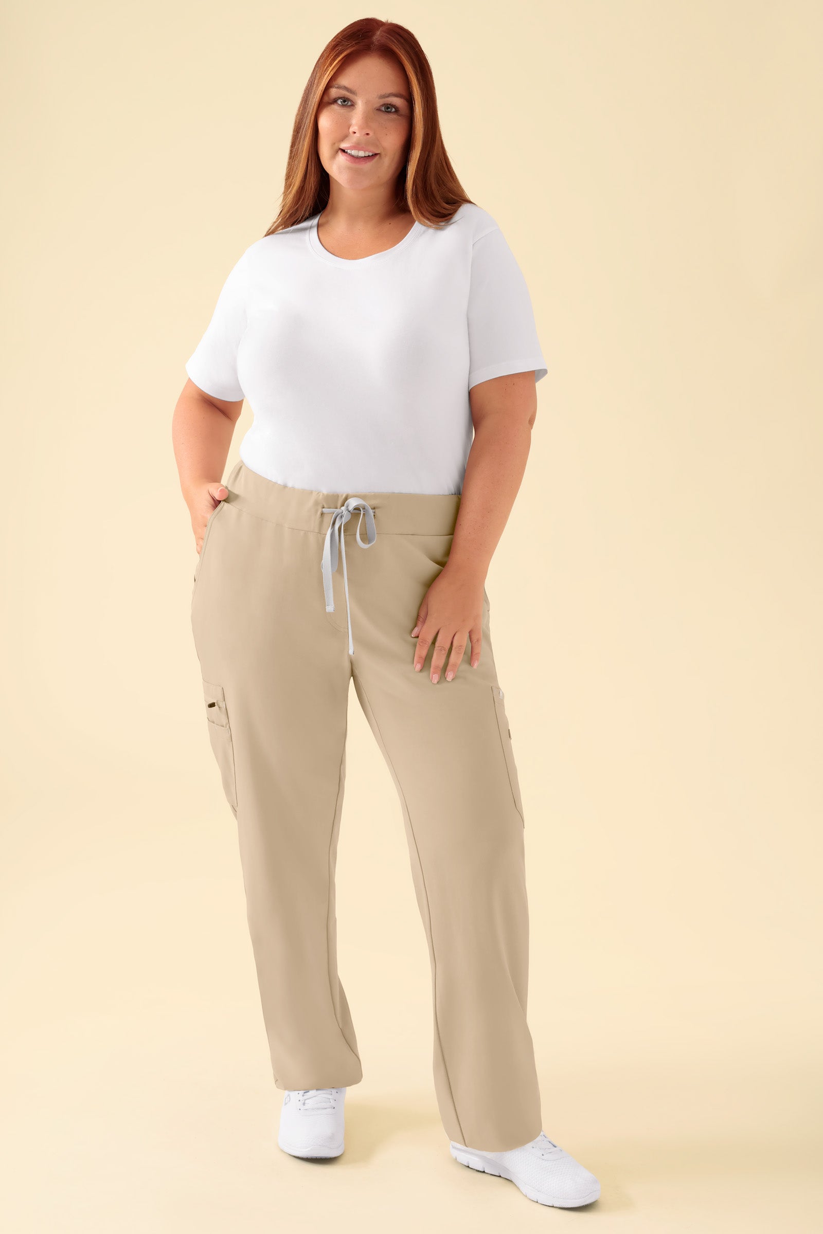 KAERE Hose Damen - gerader Saum mit Beintaschen sand, Vorderansicht Das Model ist 173 cm groß und trägt Größe XL