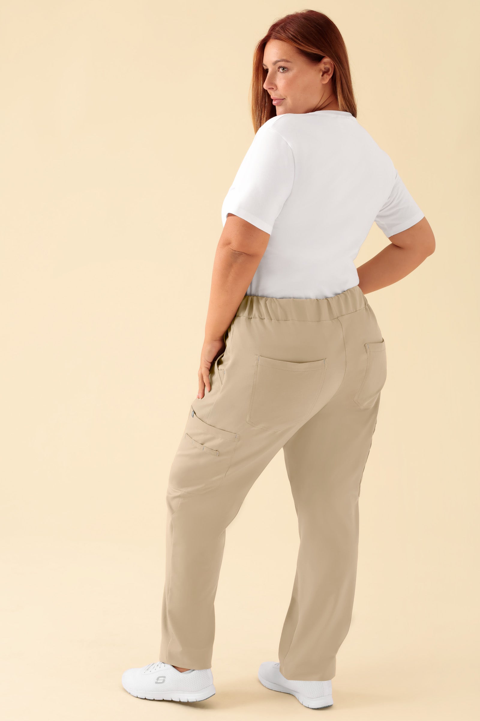 KAERE Hose Damen - gerader Saum mit Beintaschen sand, Vorderansicht Das Model ist 173 cm groß und trägt Größe XL