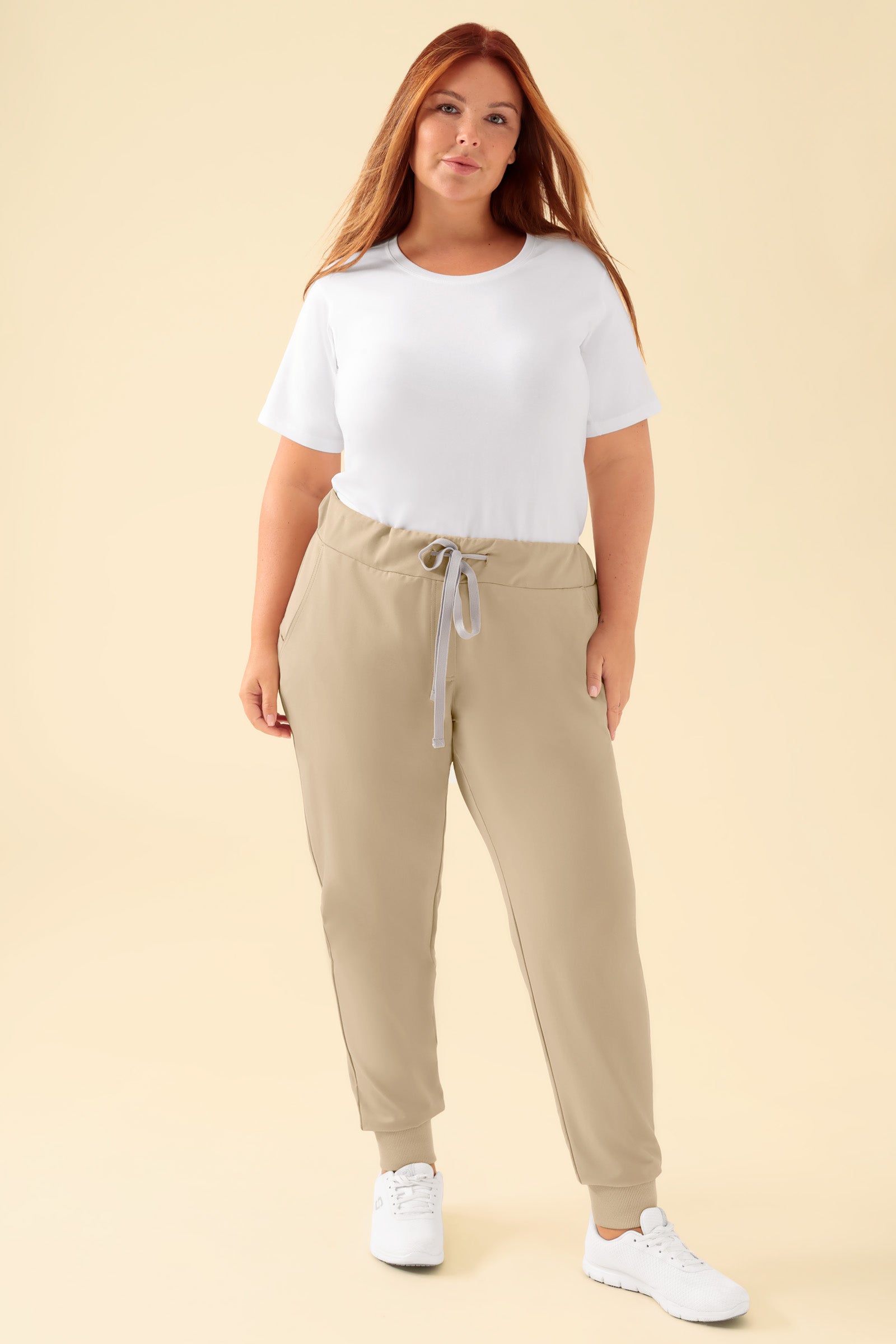 KAERE Hose Damen - Saumbündchen ohne Beintaschen sand, Vorderansicht Das Model ist 173 cm groß und trägt Größe XL