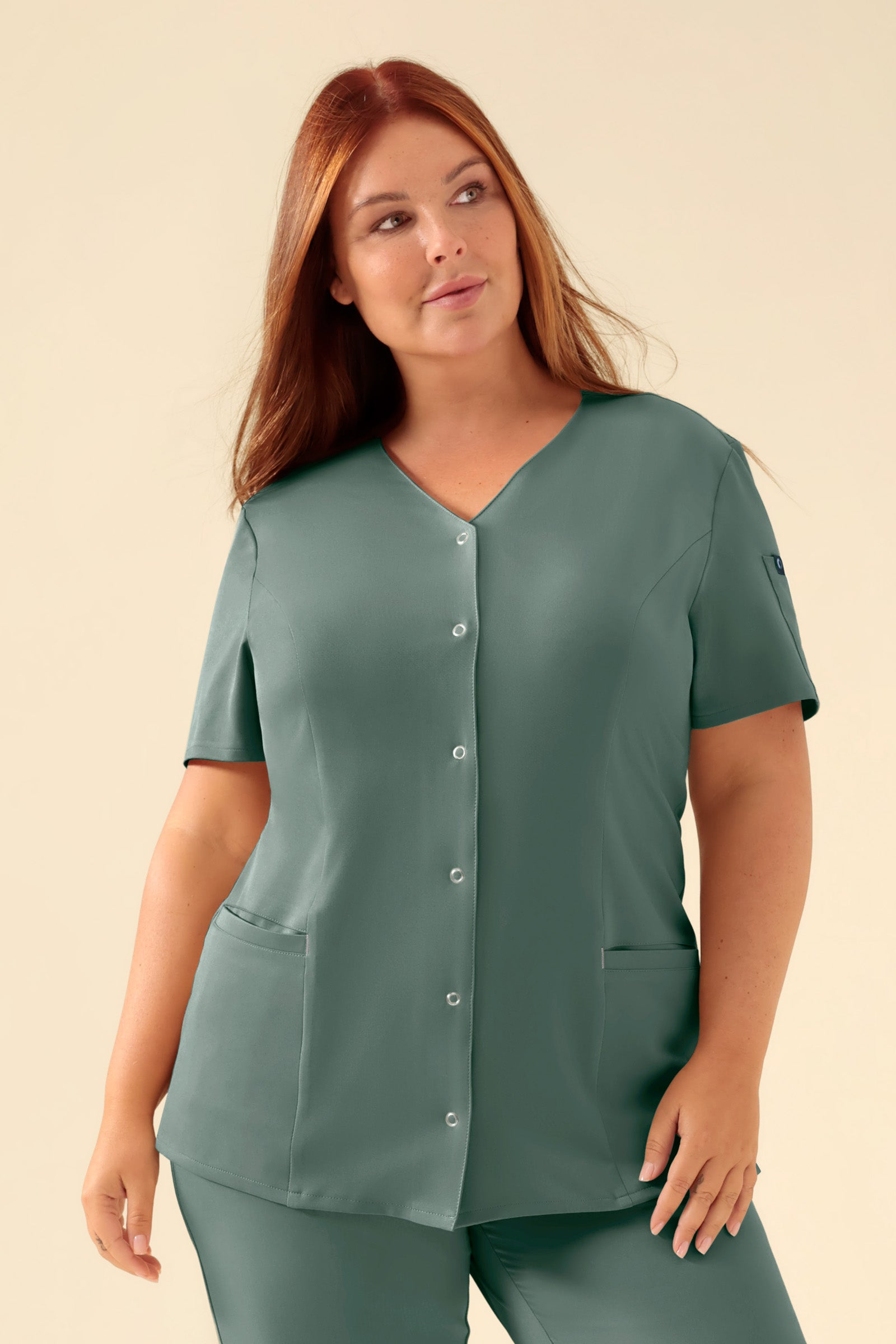 KAERE Kasack Damen - durchgeknöpft dunkelgrün, Vorderansicht Das Model ist 173 cm groß und trägt Größe XL