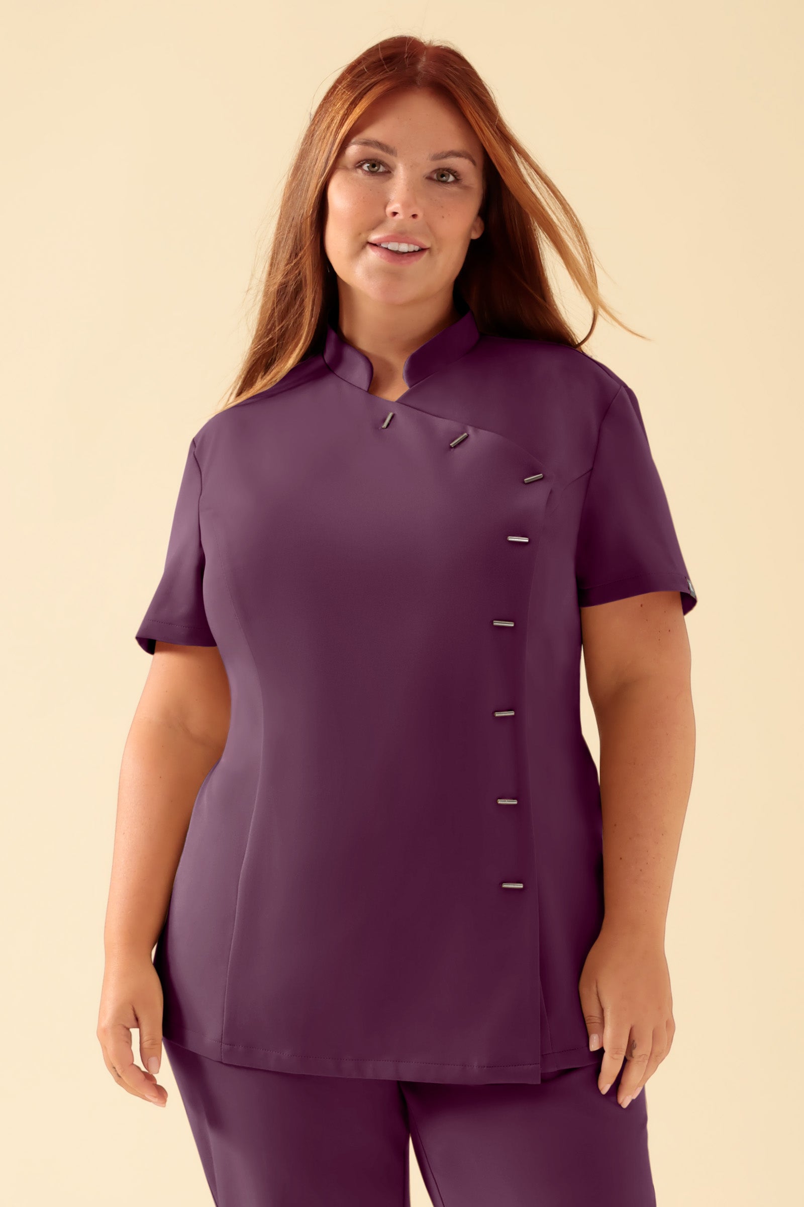 KAERE Kasack Damen - asymmetrische Knopfleiste pflaume, Vorderansicht Das Model ist 173 cm groß und trägt Größe XL