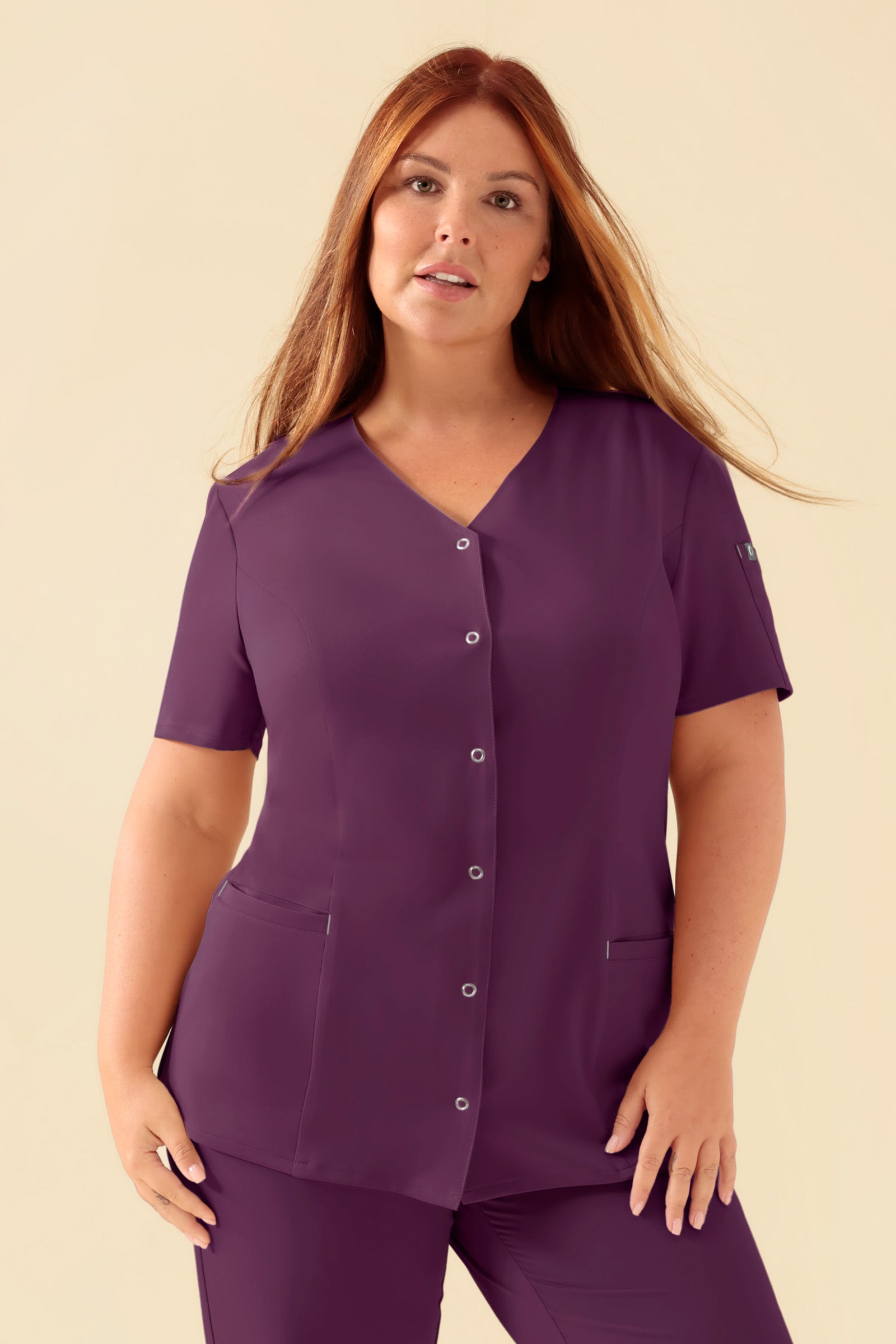 KAERE Kasack Damen - durchgeknöpft pflaume, Vorderansicht Das Model ist 173 cm groß und trägt Größe XL