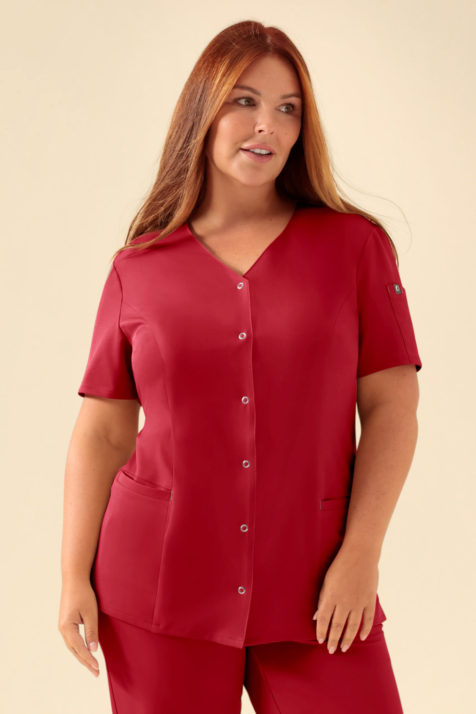 KAERE Kasack Damen - durchgeknöpft rot, Vorderansicht Das Model ist 173 cm groß und trägt Größe XL