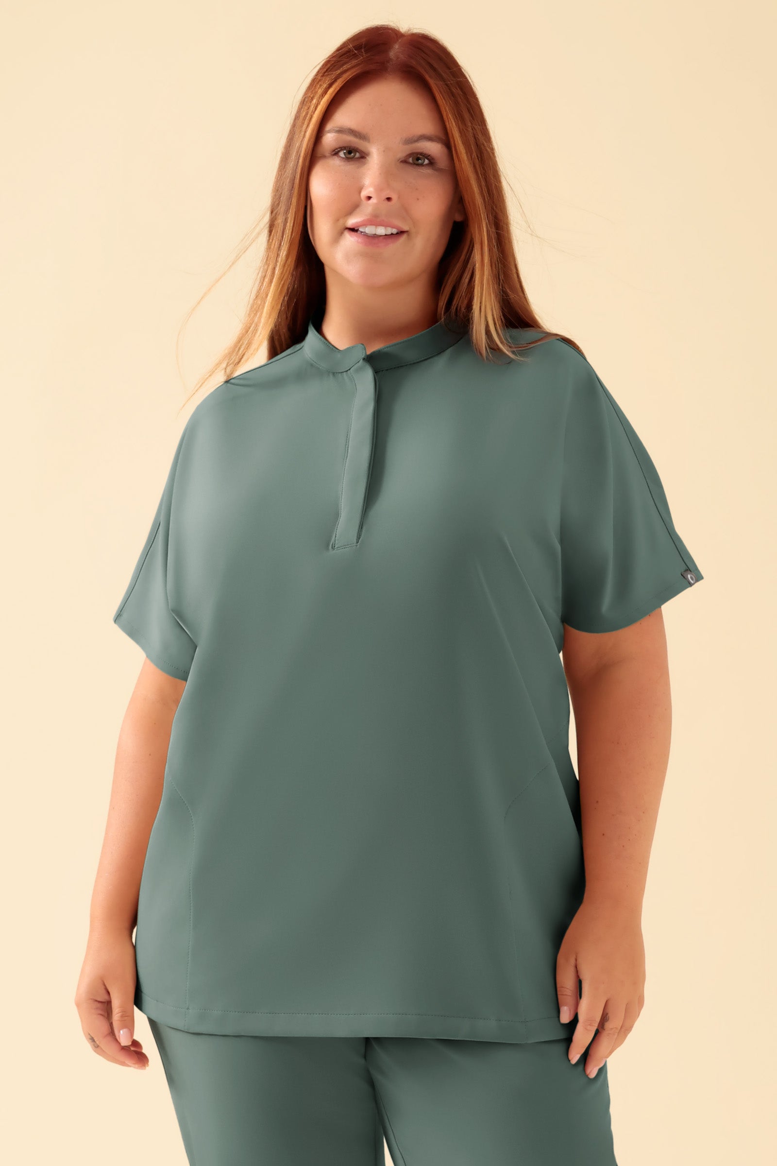 KAERE Schlupfkasack Damen - Stehkragen dunkelgrün, Vorderansicht Das Model ist 173 cm groß und trägt Größe XL