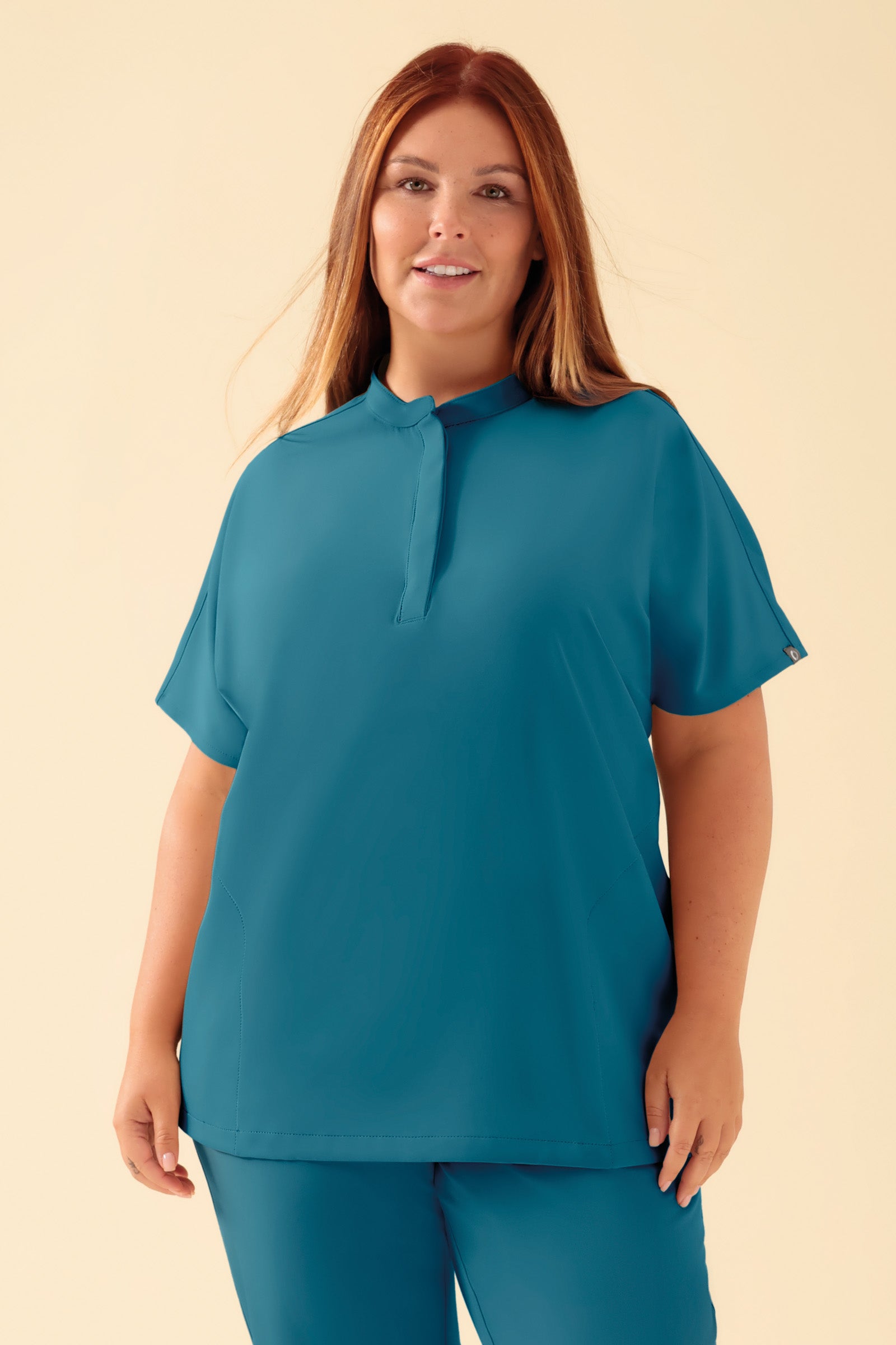 KAERE Schlupfkasack Damen - Stehkragen petrol, Vorderansicht Das Model ist 173 cm groß und trägt Größe XL