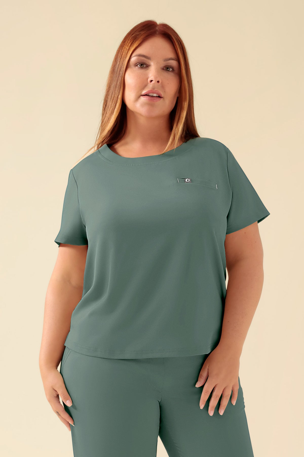 KAERE Damen-Shirt – Rundhalsausschnitt, dunkelgrün: ein kurzärmeliges Shirt mit Rundhalsausschnitt und einer Brusttasche., Vorderansicht Das Model ist 173 cm groß und trägt Größe XL