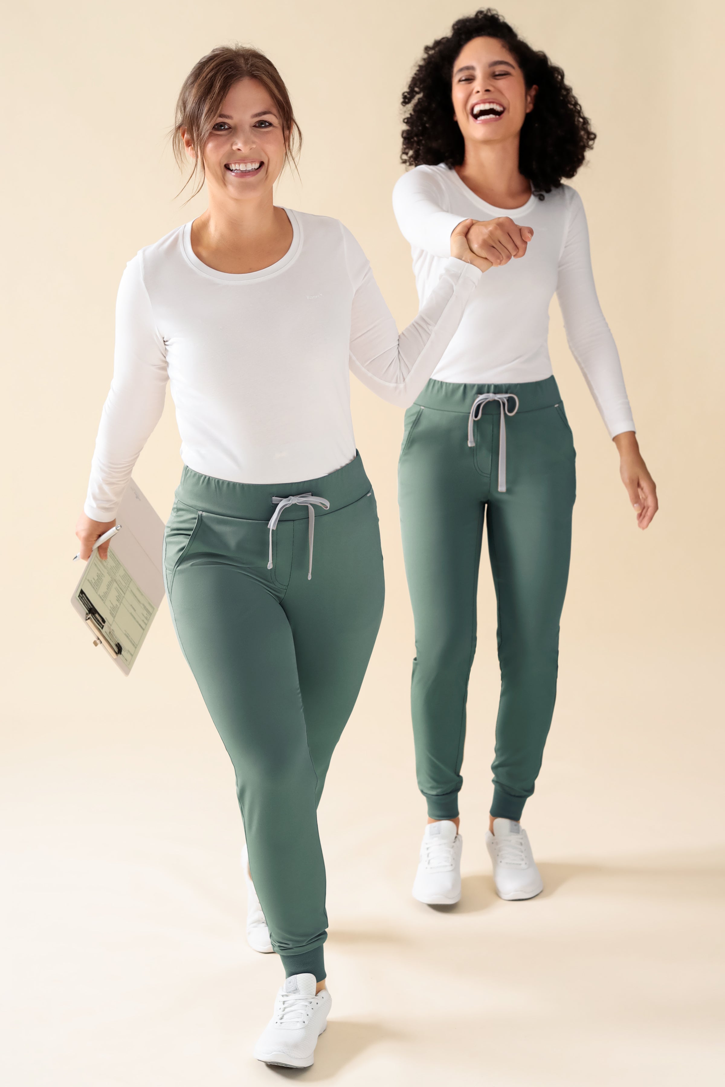 KAERE Hose Damen - Saumbündchen Kurzgr. ohne Beintaschen dunkelgrün, Vorderansicht 