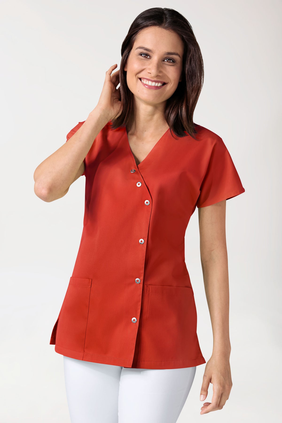 Ein CLINIC DRESS Kasack für Damen – mandarinrot mit asymmetrischer Druckknopfleiste, V-Ausschnitt, zwei Seitentaschen und einem figurschmeichelnden Wickel-Look.