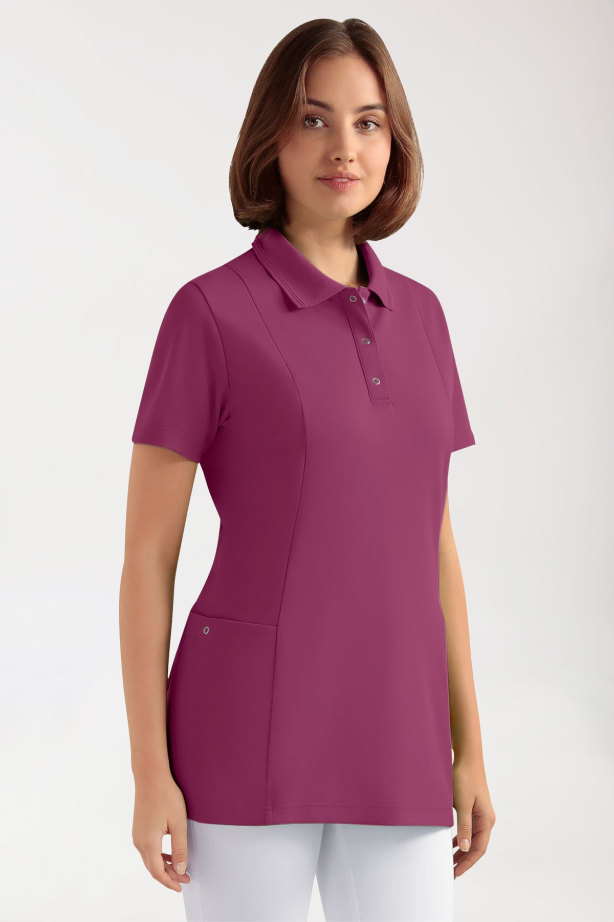 Eine Frau trägt einen beerenfarbenen COMFY FLEX Stretch-Schlupfkasack für Damen – mit Polokragen, kurzen Ärmeln und einer Druckknopfleiste.