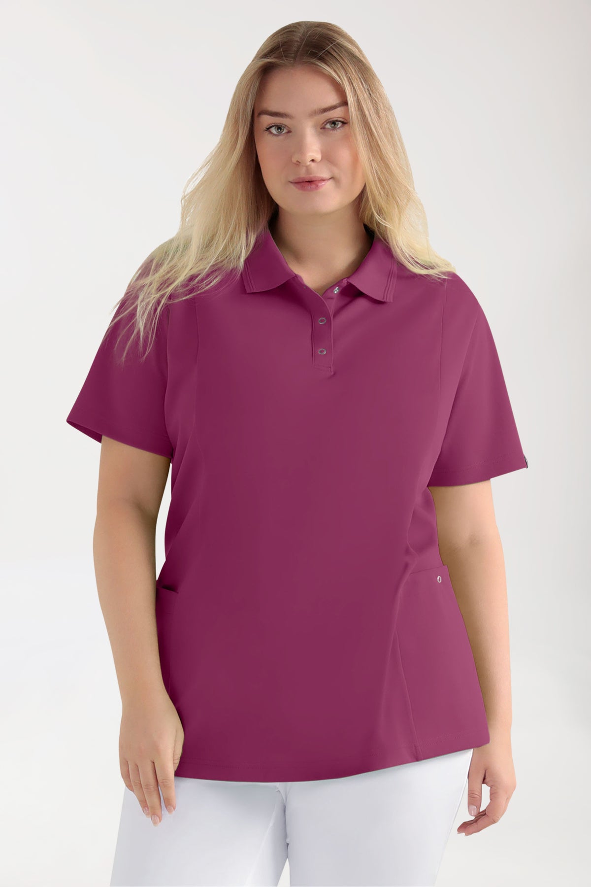 Eine Frau, die ein beerenfarbenes COMFY FLEX Stretch Schlupfkasack Damen – Polokragen trägt, ein beerenfarbenes Polo-Oberschirm-Oberteil mit geknöpftem Kragen und Seitentaschen., Vorderansicht 