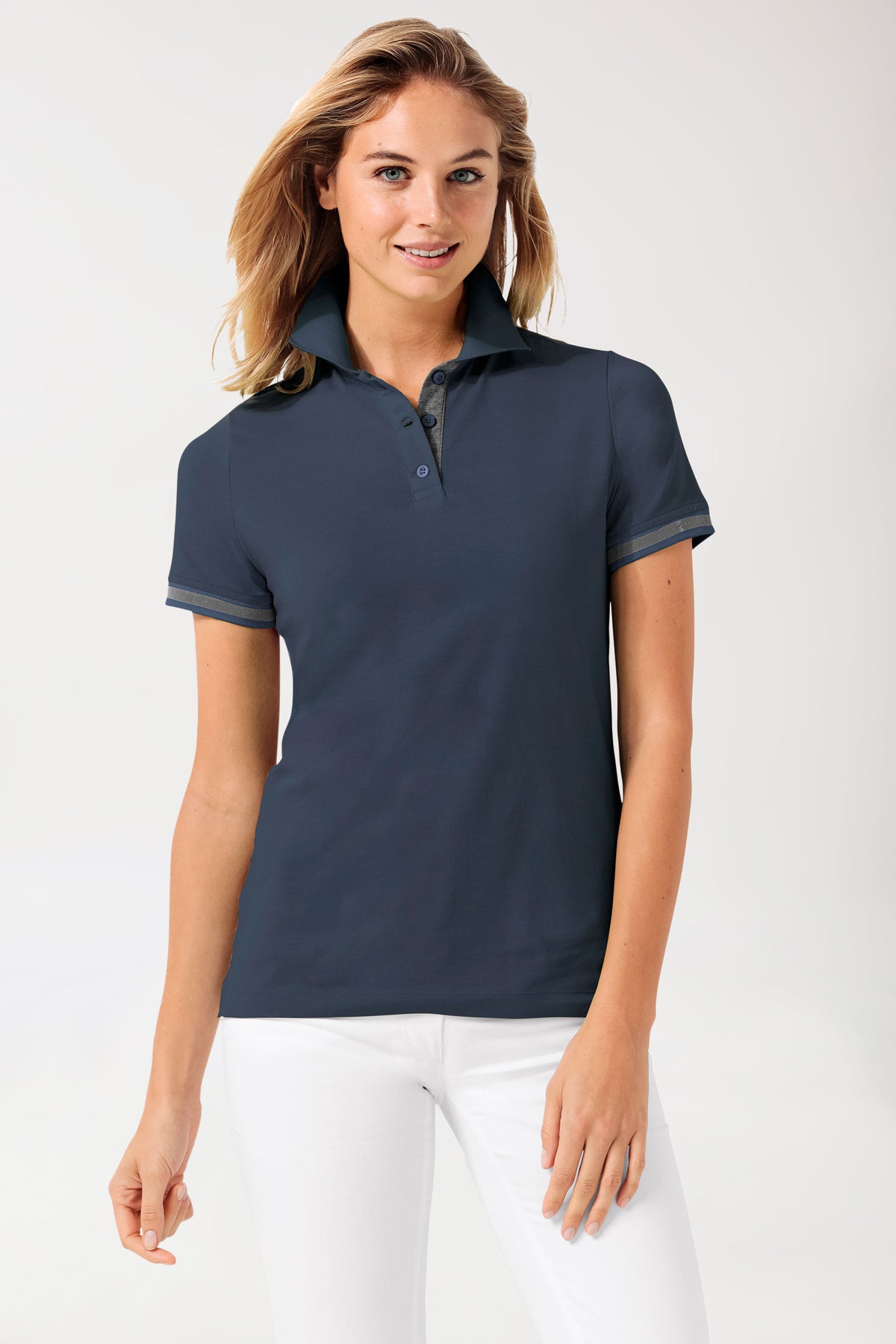 Eine Frau, die ein marineblaues, tailliertes, kurzärmeliges CLINIC DRESS Stretch-Shirt für Damen – Polokragen marineblau/dunkelgrau meliert – mit einem dunkelgrau melierten Polokragen und melierten Ärmelbündchen trägt.