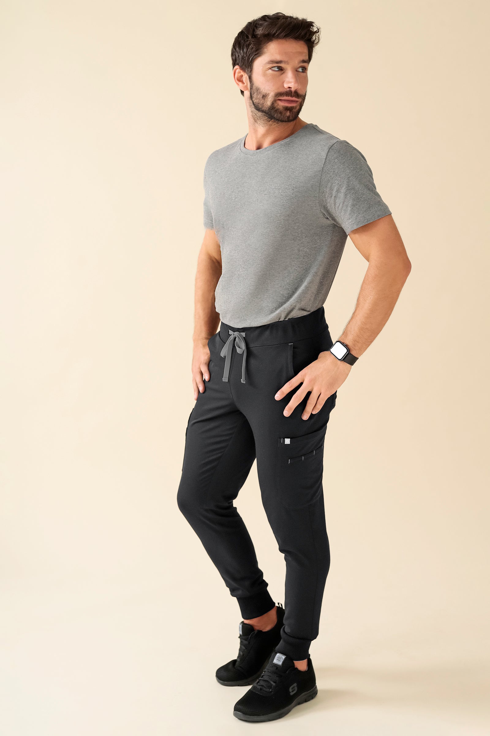 KAERE Hose Herren - Saumbündchen Kurzgr. mit Beintaschen schwarz, Vorderansicht 