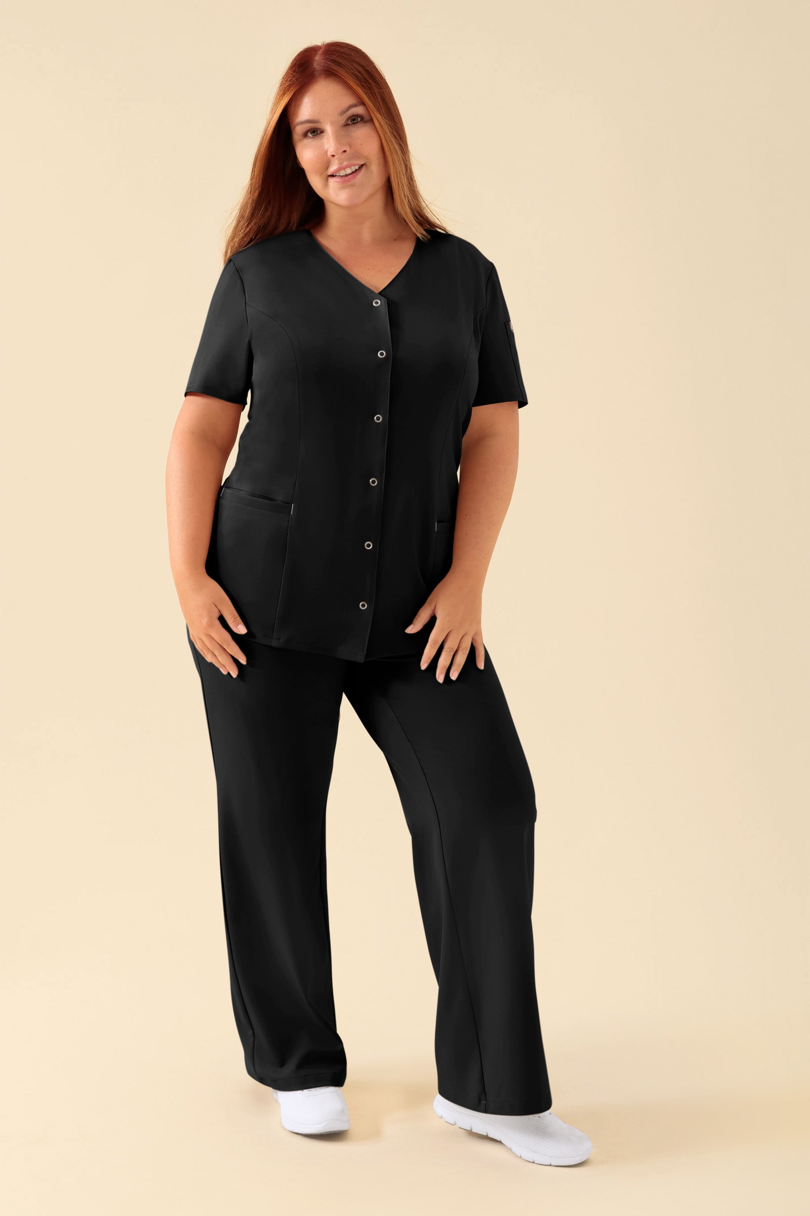 KAERE Kasack Damen - durchgeknöpft schwarz, Vorderansicht Das Model ist 173 cm groß und trägt Größe XL