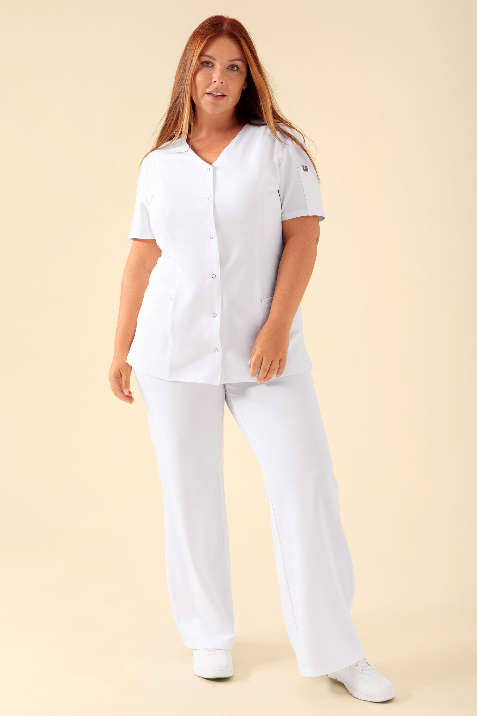 KAERE Kasack Damen - durchgeknöpft weiß, Vorderansicht Das Model ist 173 cm groß und trägt Größe XL