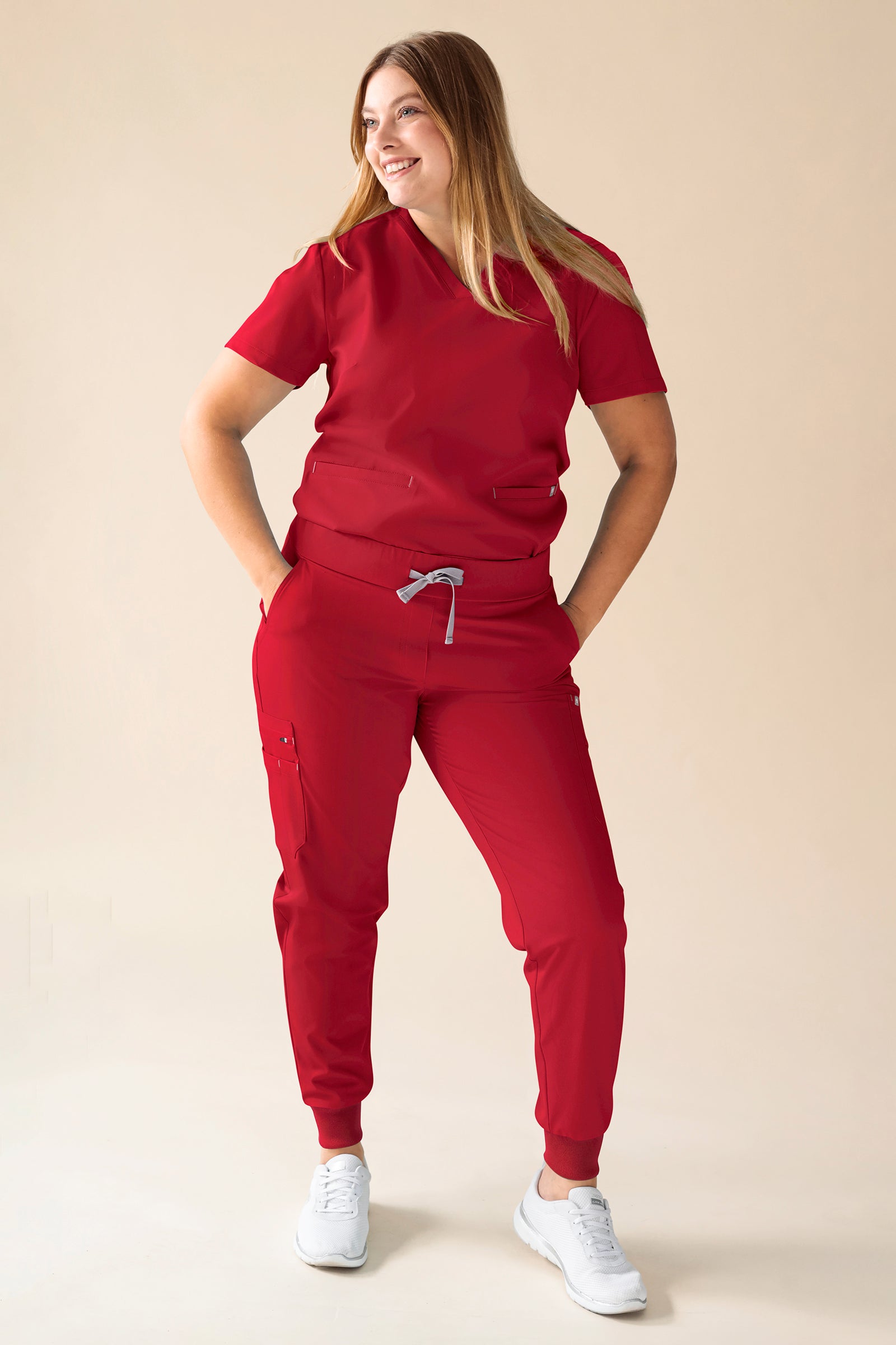 KAERE Schlupfkasack Damen - V-Ausschnitt rot, Vorderansicht Das Model ist 174 cm groß und trägt Größe XL