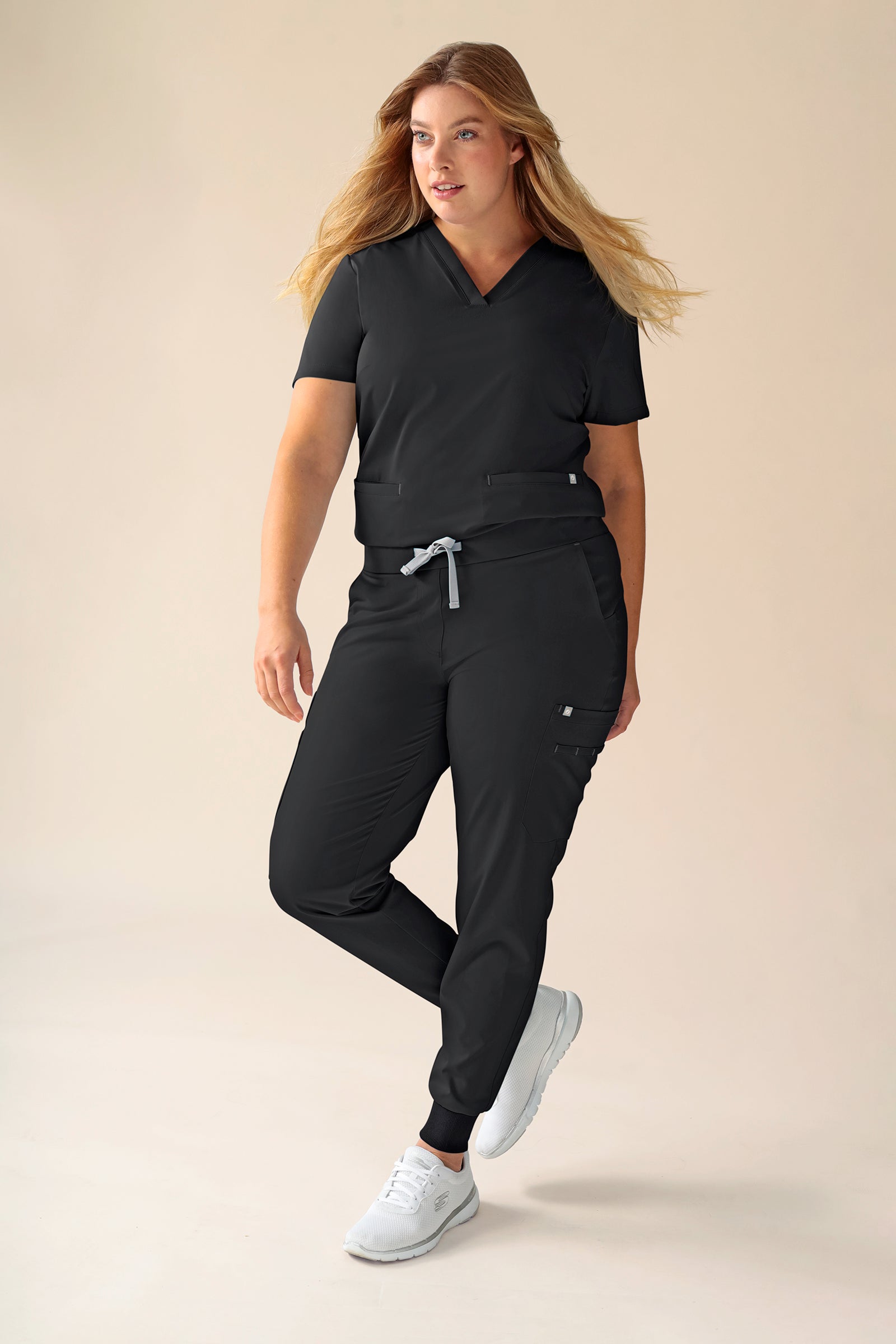 KAERE Schlupfkasack Damen - V-Ausschnitt schwarz, Vorderansicht Das Model ist 174 cm groß und trägt Größe XL