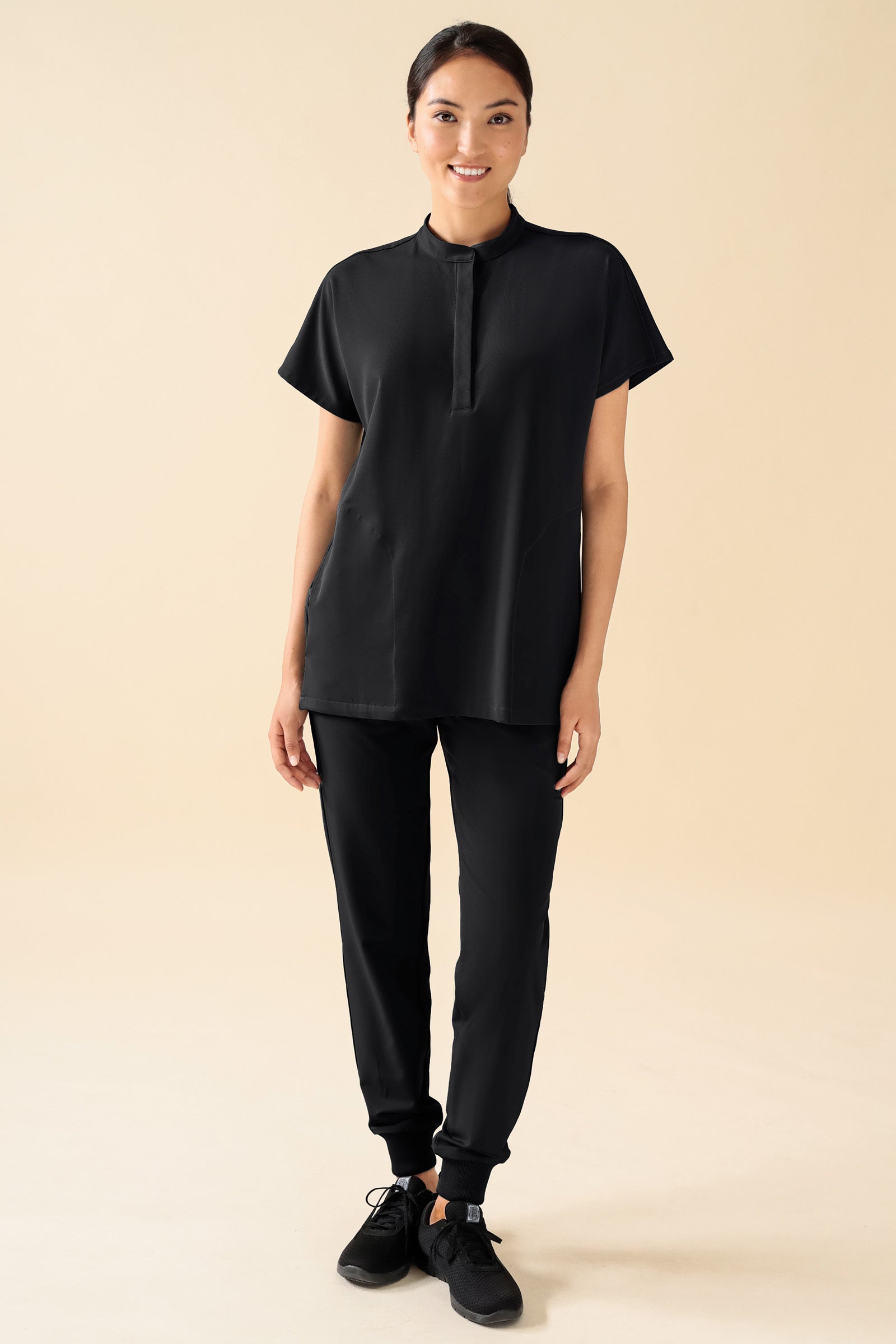 KAERE Hose Damen - Saumbündchen ohne Beintaschen schwarz, Vorderansicht Das Model ist 175 cm groß und trägt Größe S