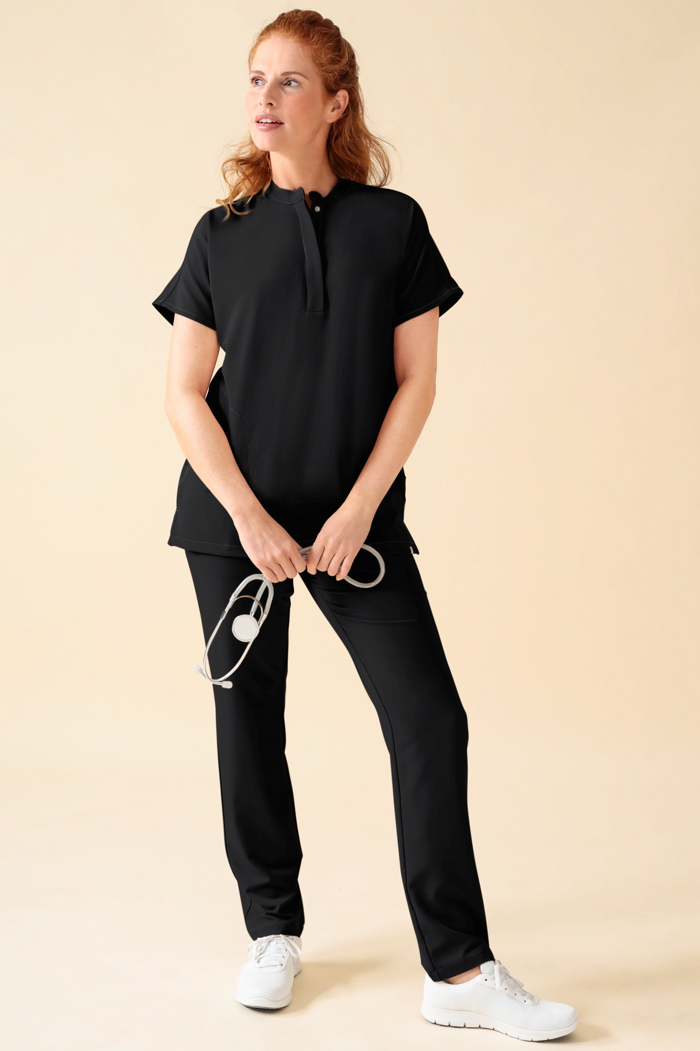 KAERE Hose Damen - gerader Saum ohne Beintaschen schwarz, Vorderansicht Das Model ist 175 cm groß und trägt Größe S