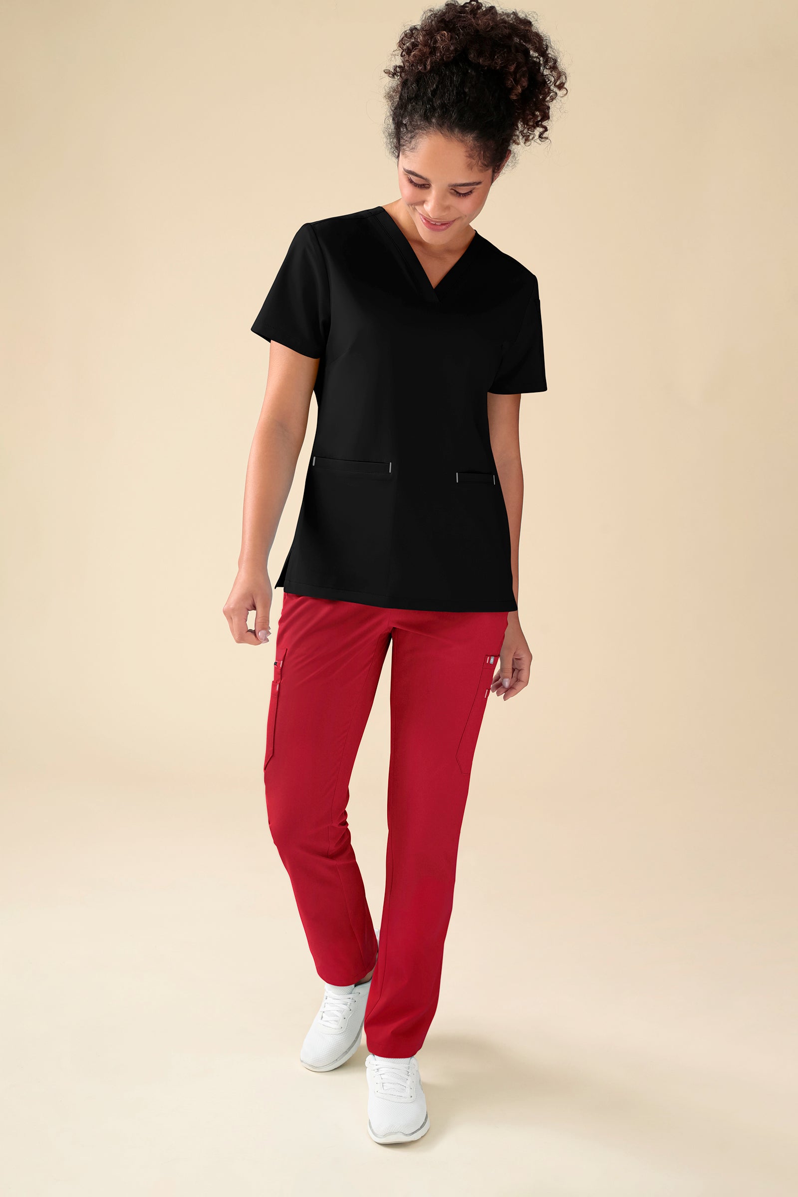 KAERE Hose Damen - gerader Saum mit Beintaschen rot, Vorderansicht Das Model ist 176 cm groß und trägt Größe S
