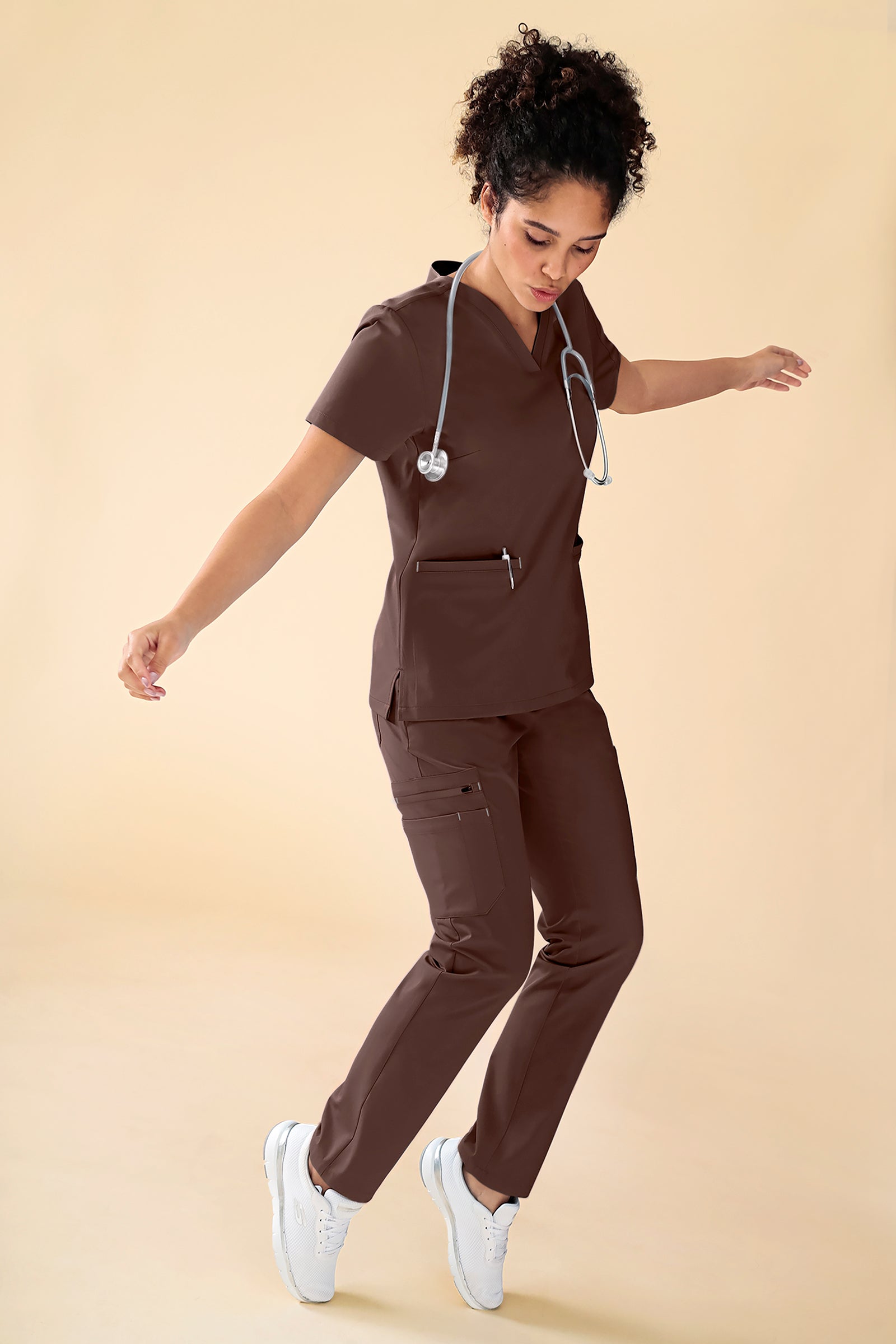 KAERE Schlupfkasack Damen - V-Ausschnitt coffee, Vorderansicht Das Model ist 176 cm groß und trägt Größe S