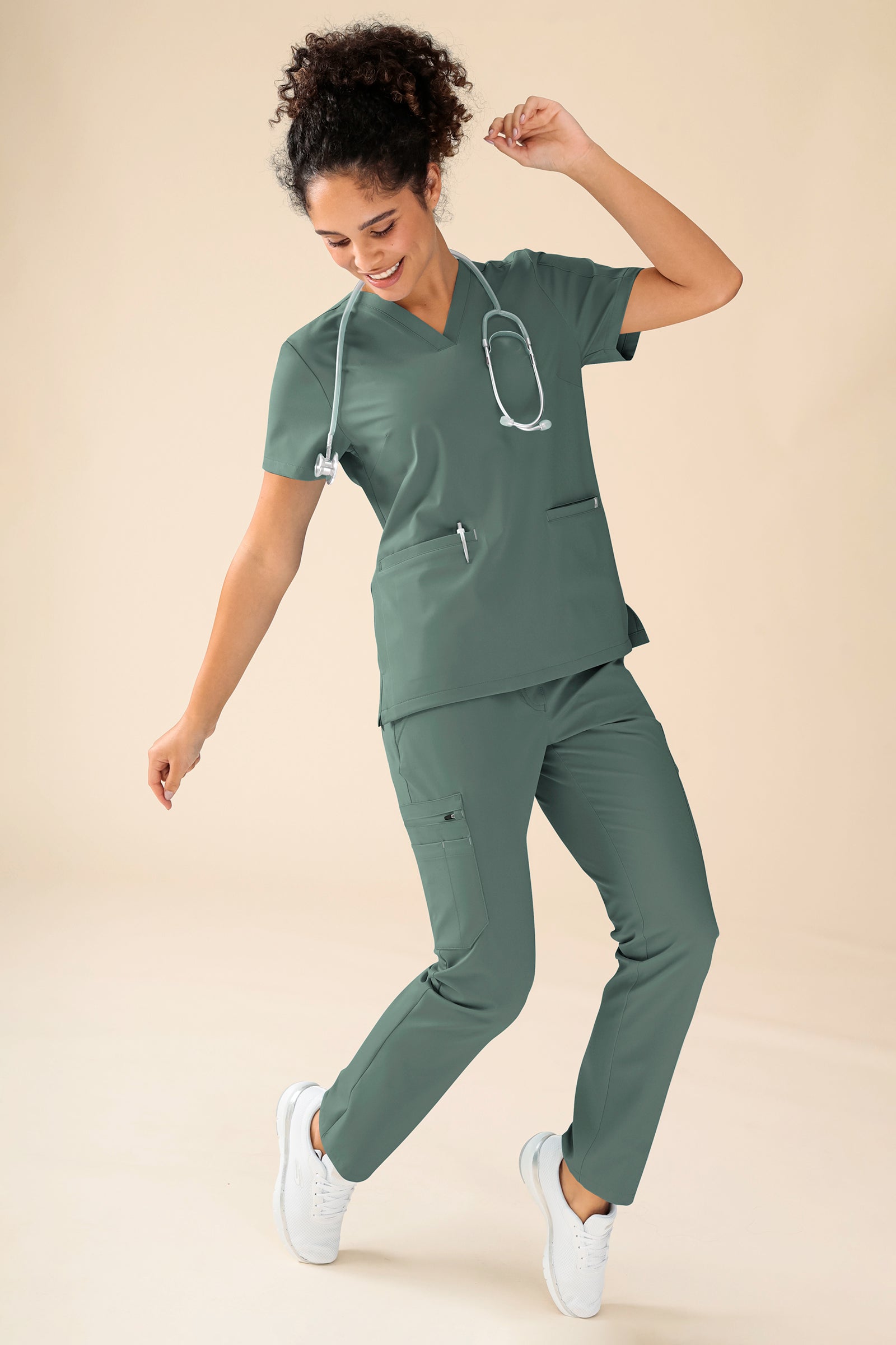 KAERE Schlupfkasack Damen - V-Ausschnitt dunkelgrün, Vorderansicht Das Model ist 176 cm groß und trägt Größe S