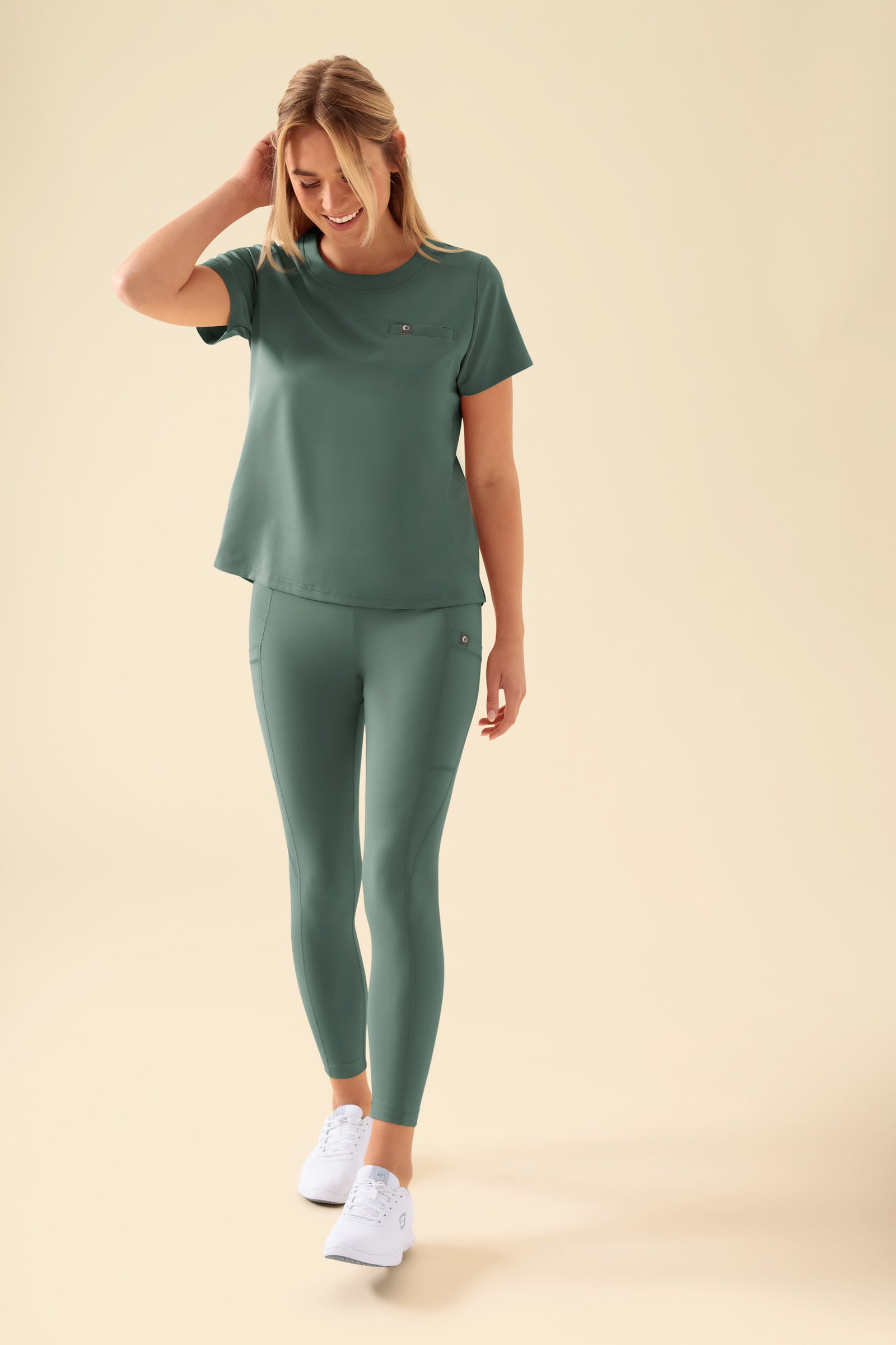 KAERE Leggings Damen - super elastisch dunkelgrün, Vorderansicht Das Model ist 177 cm groß und trägt Größe S