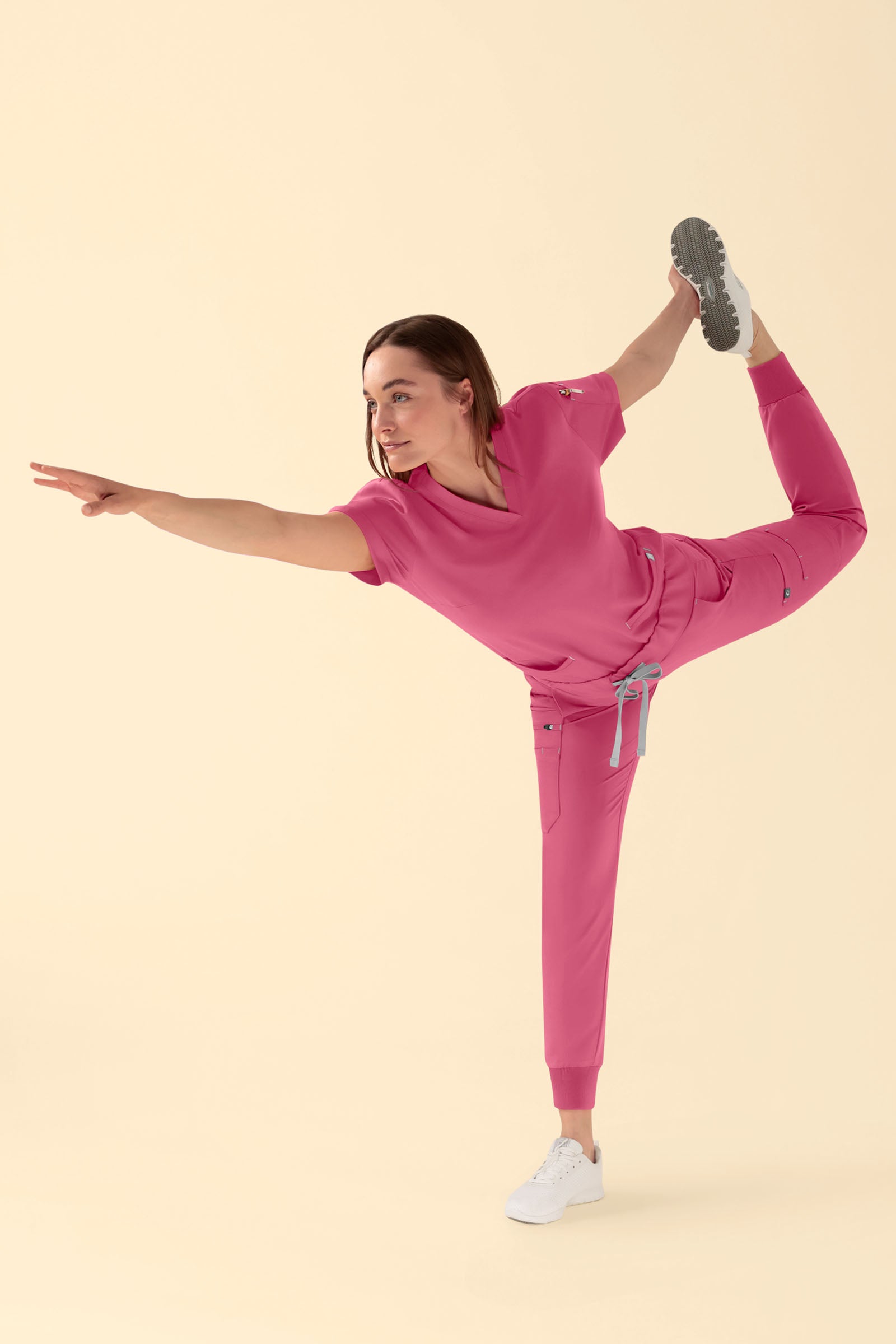 KAERE Schlupfkasack Damen - V-Ausschnitt rosenholz, Vorderansicht Das Model ist 177 cm groß und trägt Größe S